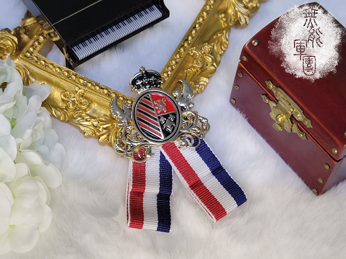 香甜芬芳-鳶尾紋章大衣配套領結胸針