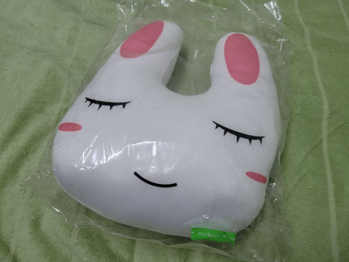 瞇眼兔子頸枕抱枕
