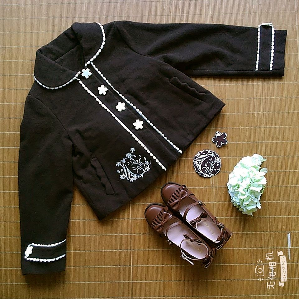 櫻花扣兔子刺繡短外套-深咖啡色