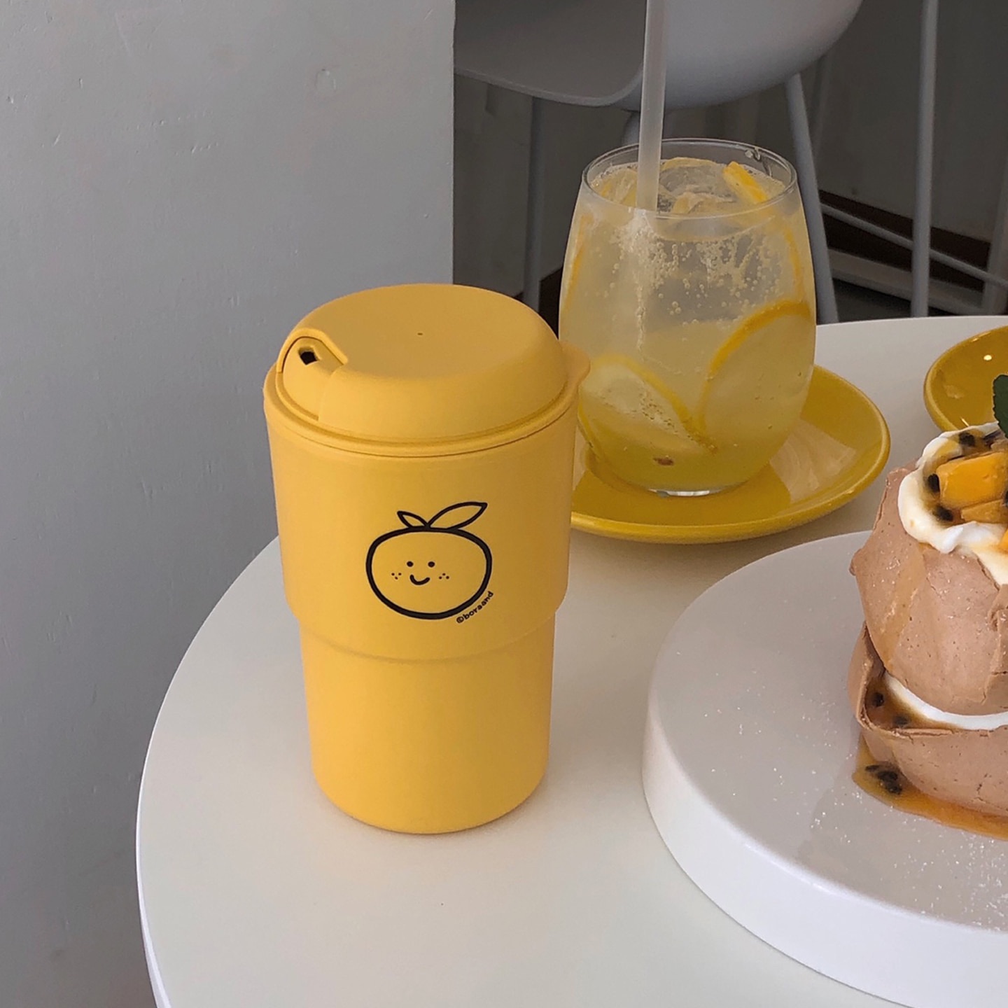 Bora and 橘子手拿杯