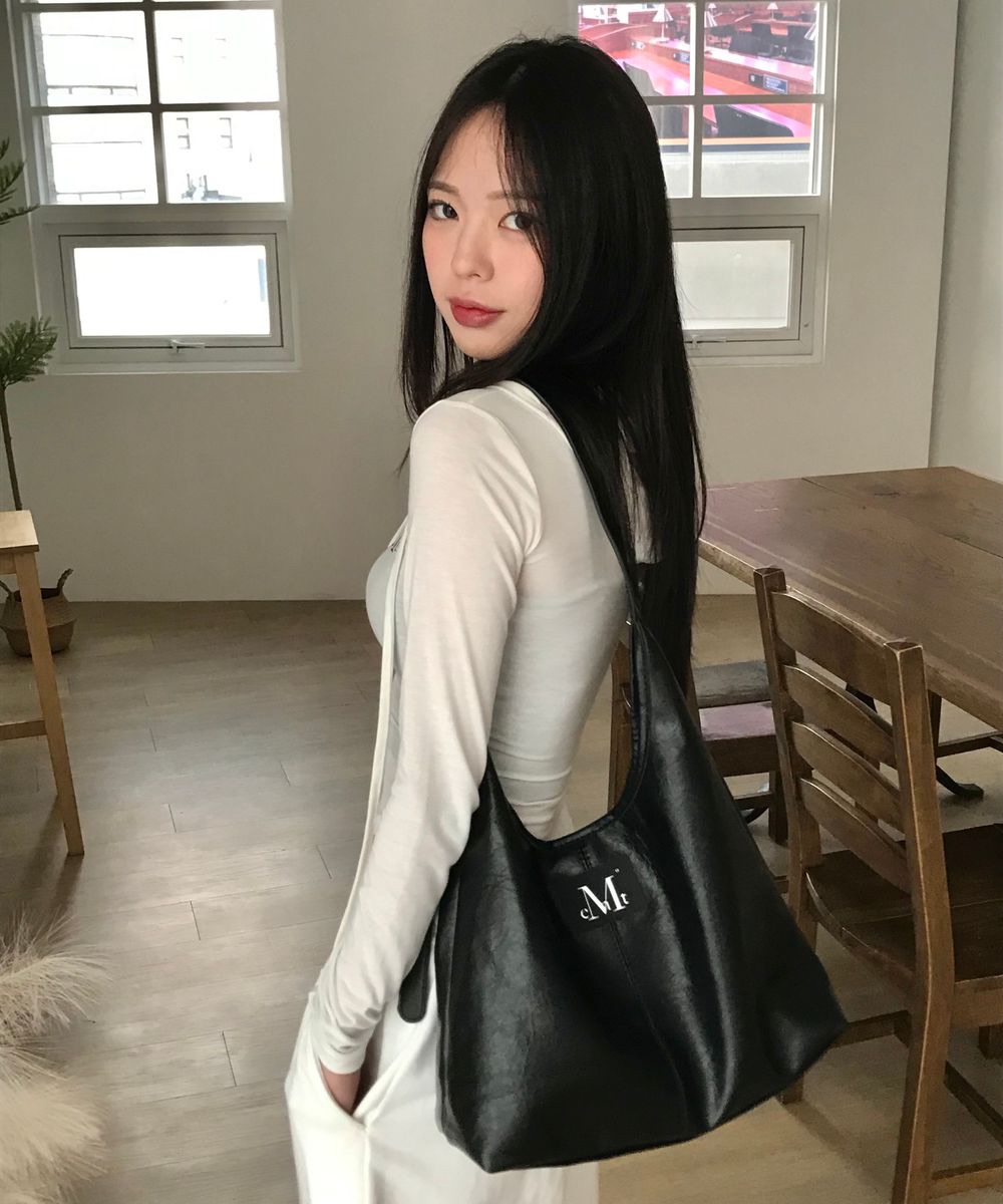 特價到5/11為止 Mucent Crescent leather shoulder bag 크레센트 레더 숄더백