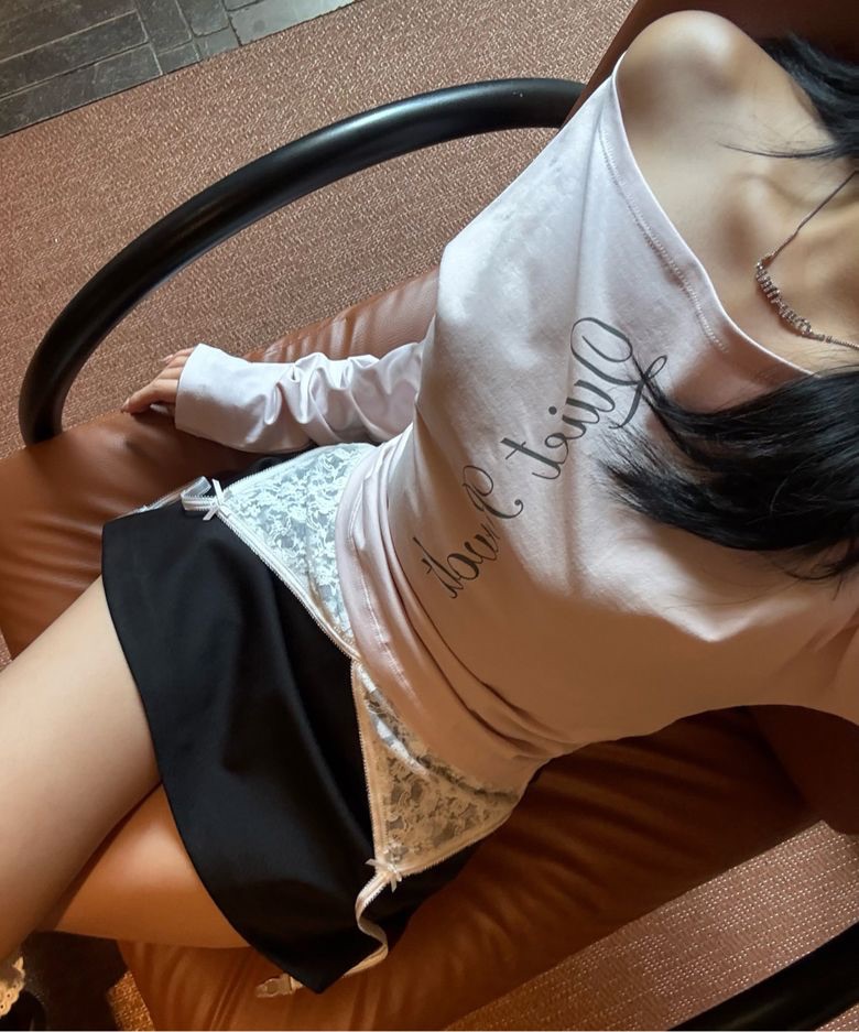 Crank lettering 斜肩上衣 레터링 오프숄더 탑