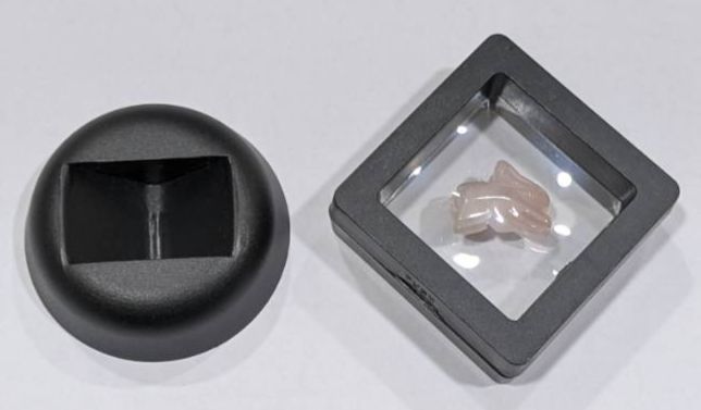 [出售] 粉晶雕刻兔子 含展示盒含 展示盒底座