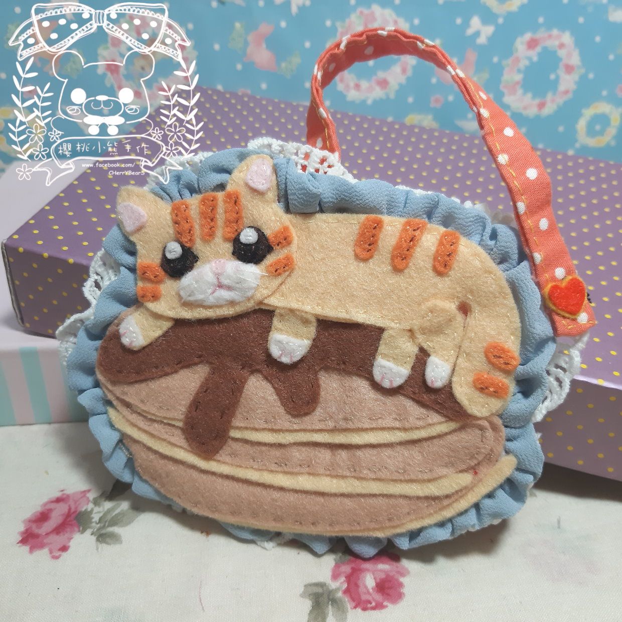 養一隻小狐狸手作＊手工 原創設計【 白襪橘貓鬆餅 荷葉蕾絲行李箱吊牌】