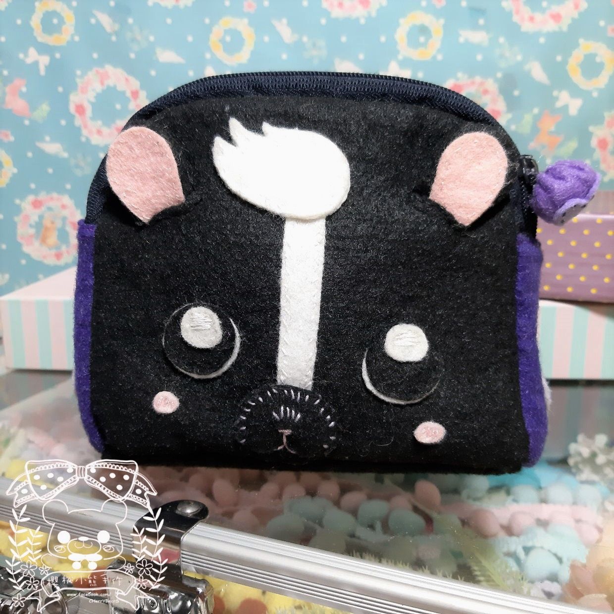 養一隻小狐狸手作＊手工 原創設計【小臭鼬收納包】客製化 化妝包 生理包 萬用包