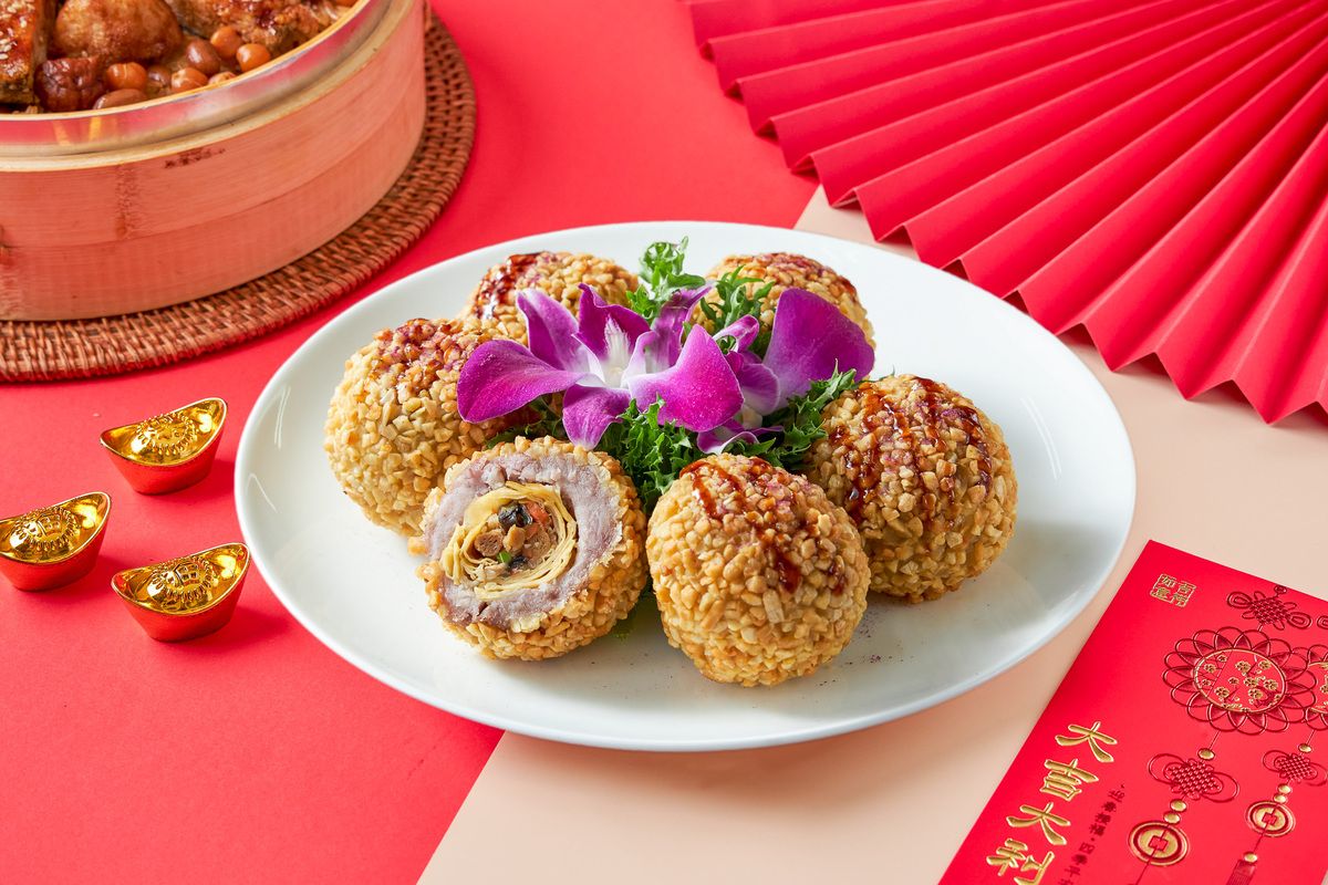 《鹽之花杏仁芋泥鴨》致敬港式手工菜，外層沾滿杏仁粒，用芋泥包裹住，傳統中式料理的素鴨肉內餡，刻意作成球型而非傳統的塊狀。