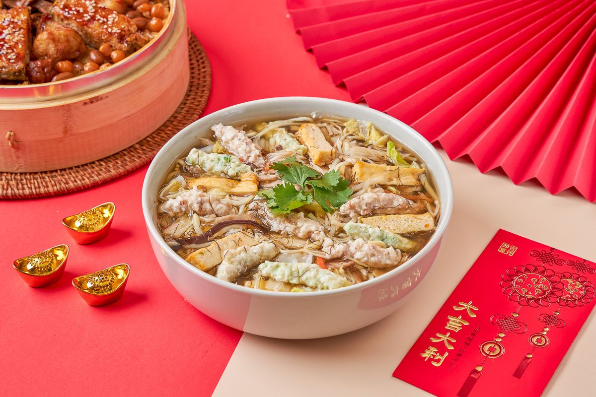 《海味鮮菇筍絲羹》傳統工法熬製十味食材，濃郁卻清爽，口感細緻柔滑，味道鮮甜回甘。象徵新年的「十全好彩頭」，是不可錯過的開