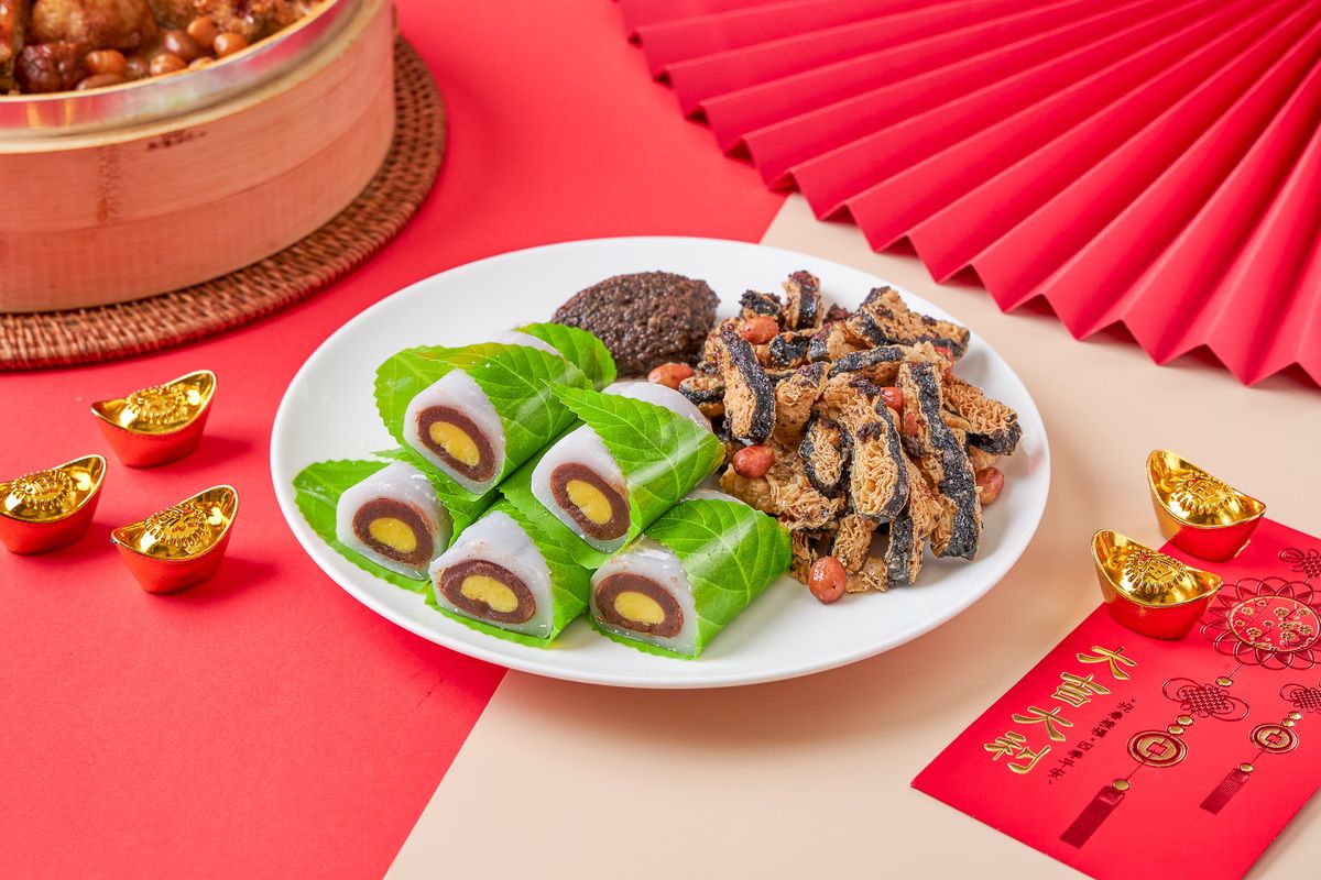 《黑松露小魚乾/甜點雙拼》新櫃一上架就秒成熱賣！酥香的口感、再添一抹松露醬，風味直接升級到另一個層次。再附上雪中月，紅豆