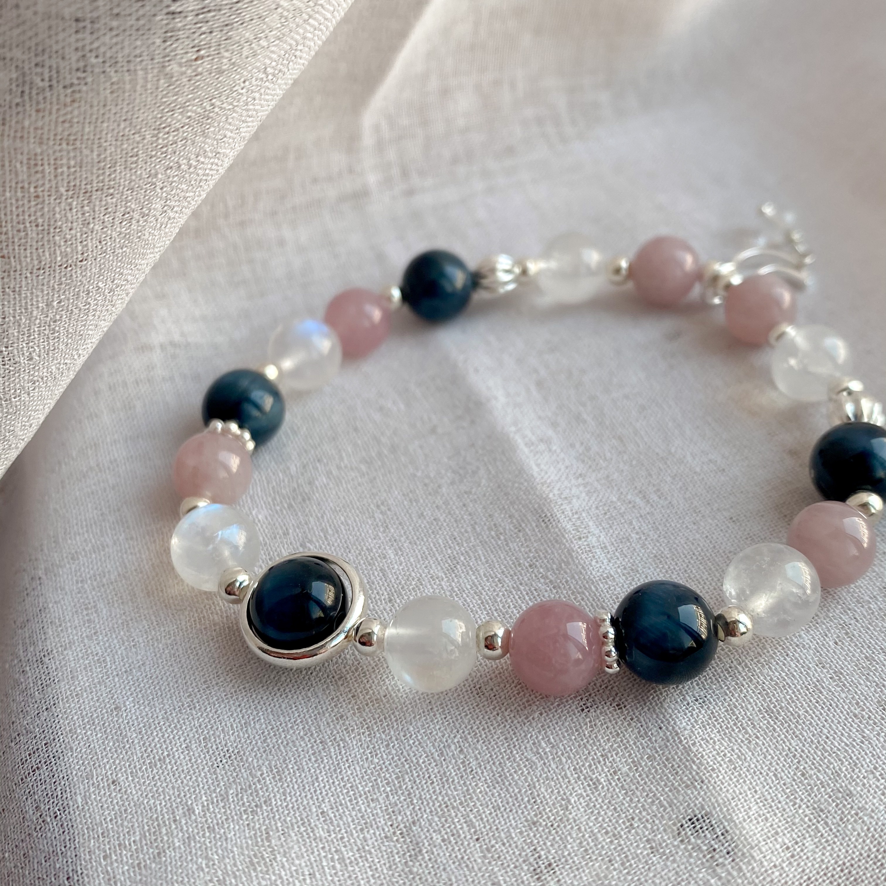 【晚安之吻】- 藍虎眼粉水晶藍月光手鏈