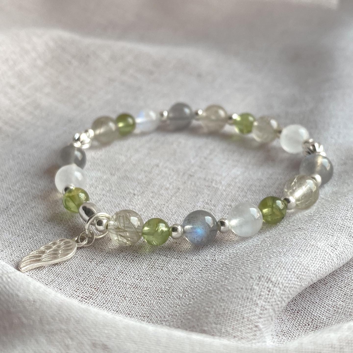 【綠光浮影】- 橄欖石綠銀髮拉長石月光石手鏈
