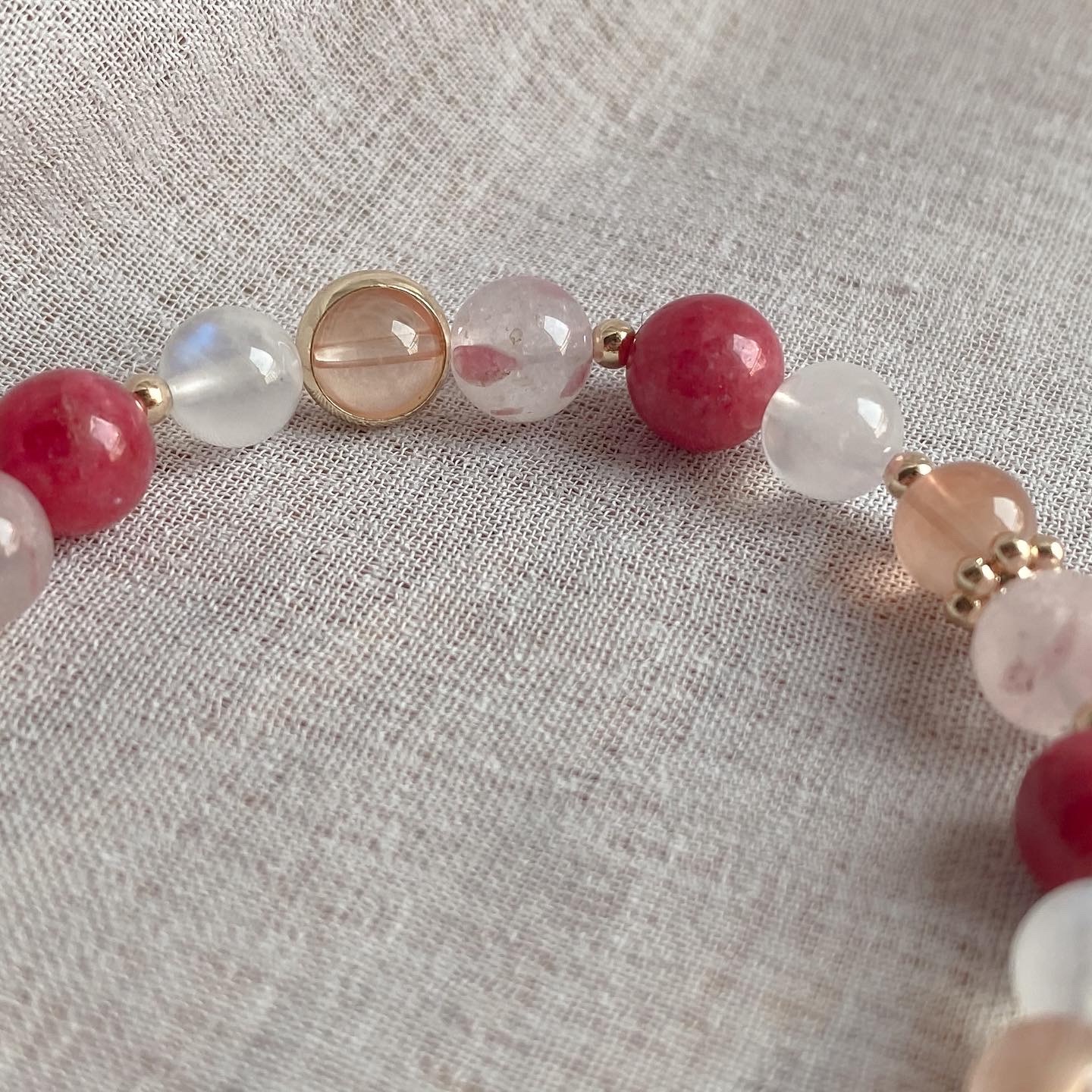 【櫻桃琥珀】- 薔薇輝橙兔毛月光石手鏈