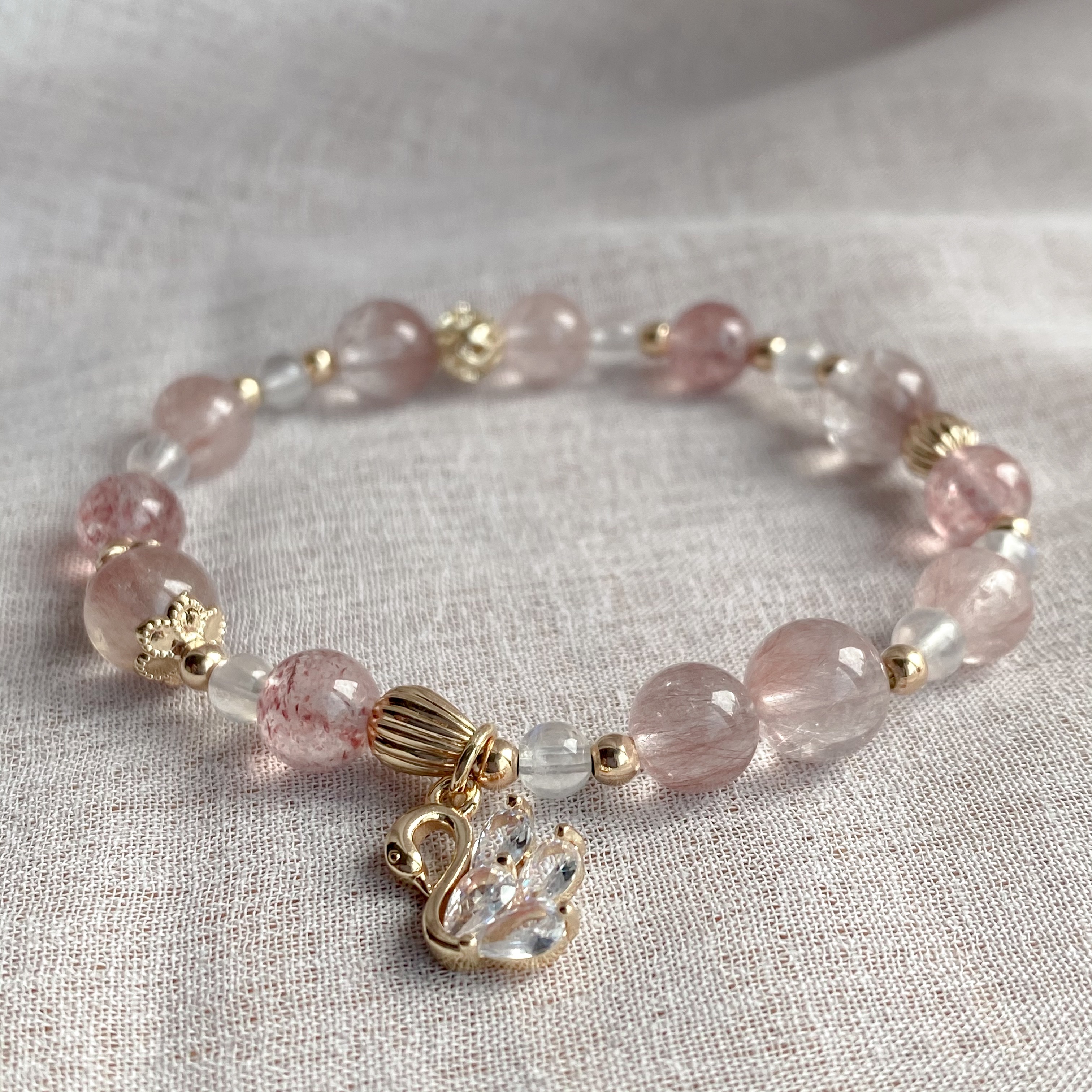 【浪漫絮語】- 粉兔毛白水體草莓晶月光石手鏈