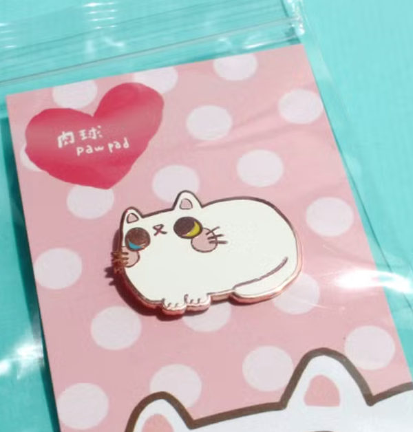 金屬徽章 母雞蹲貓咪