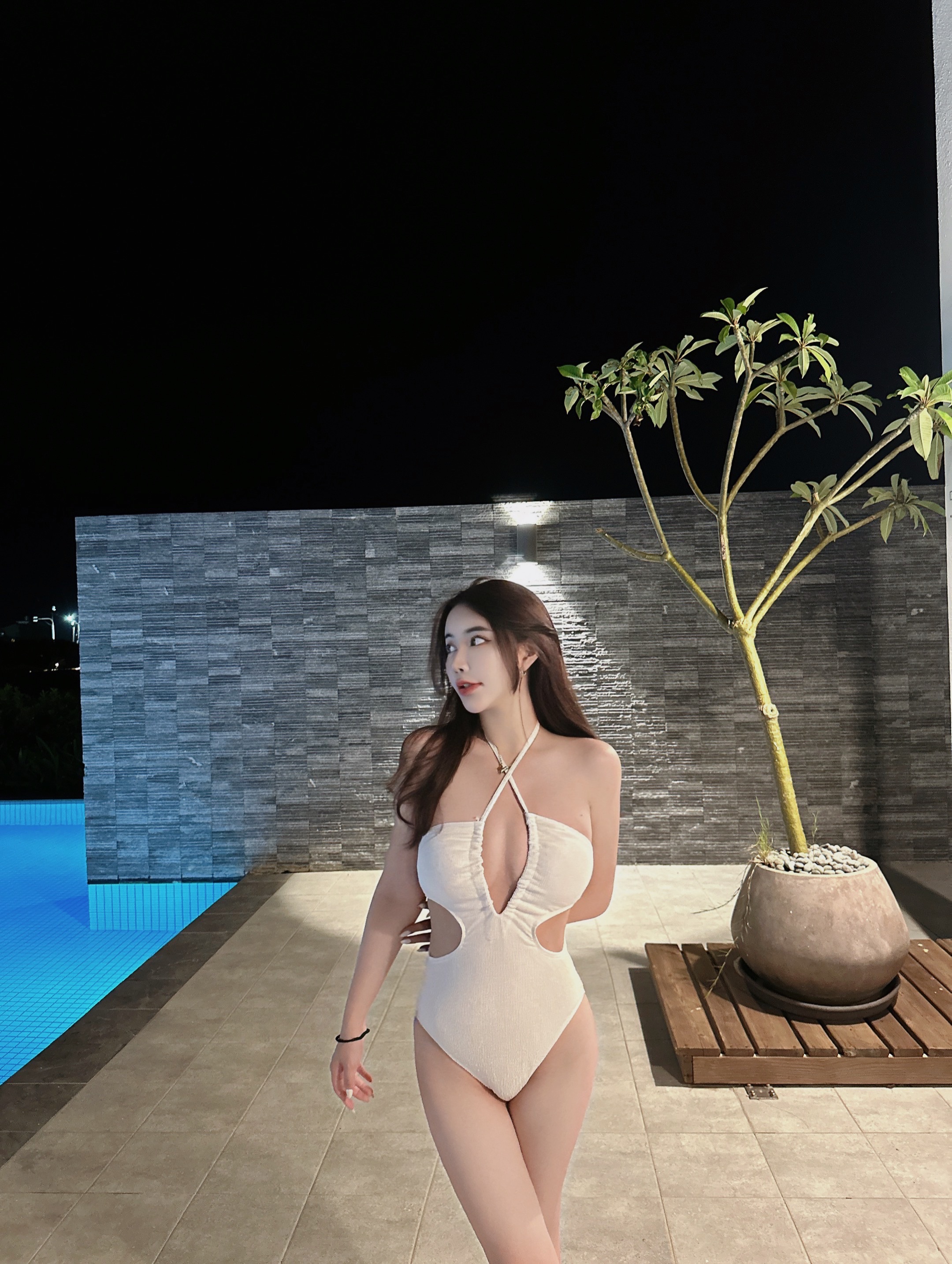 交叉吊脖挖腰連身泳衣👙白