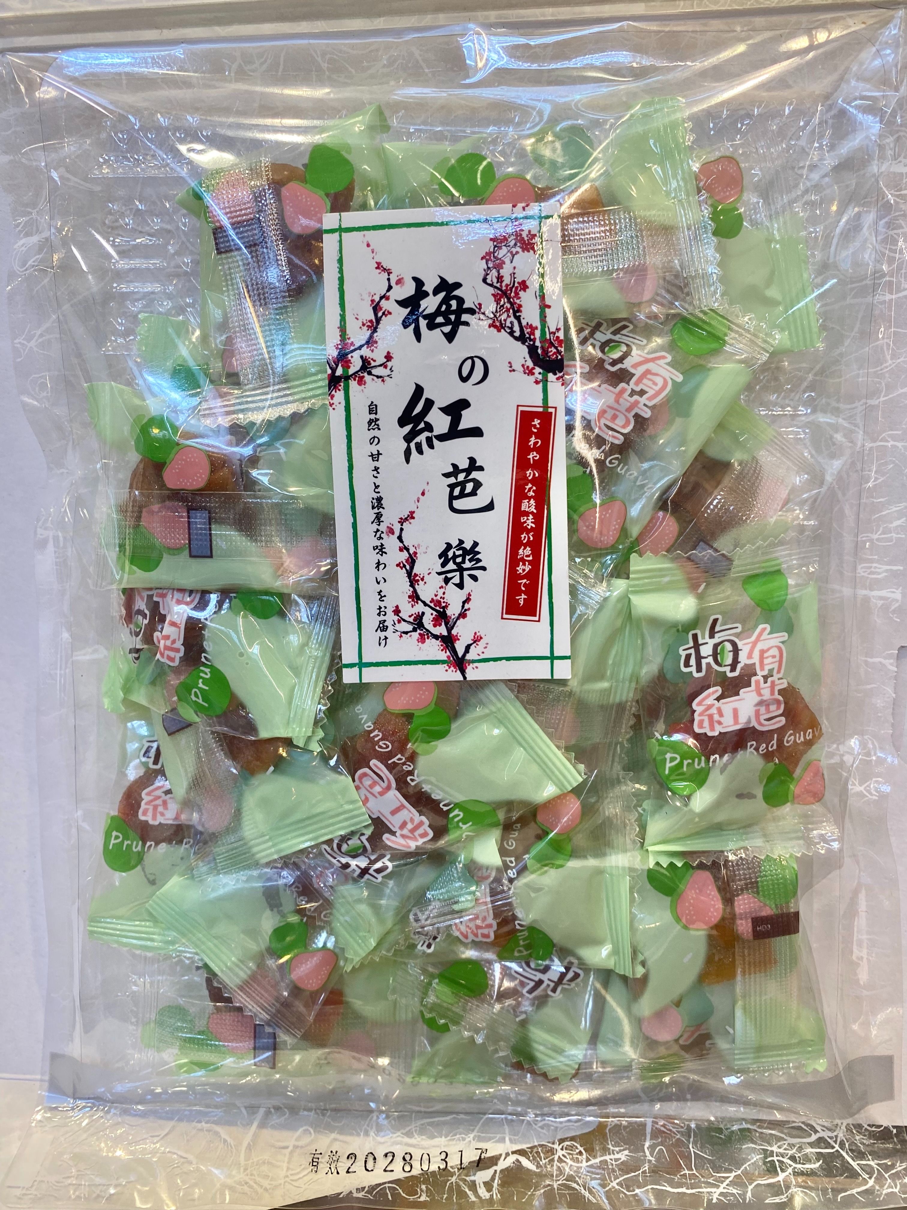 【梅之紅芭樂】無籽梅肉夾著柔軟的紅心芭樂乾，口感酸甜