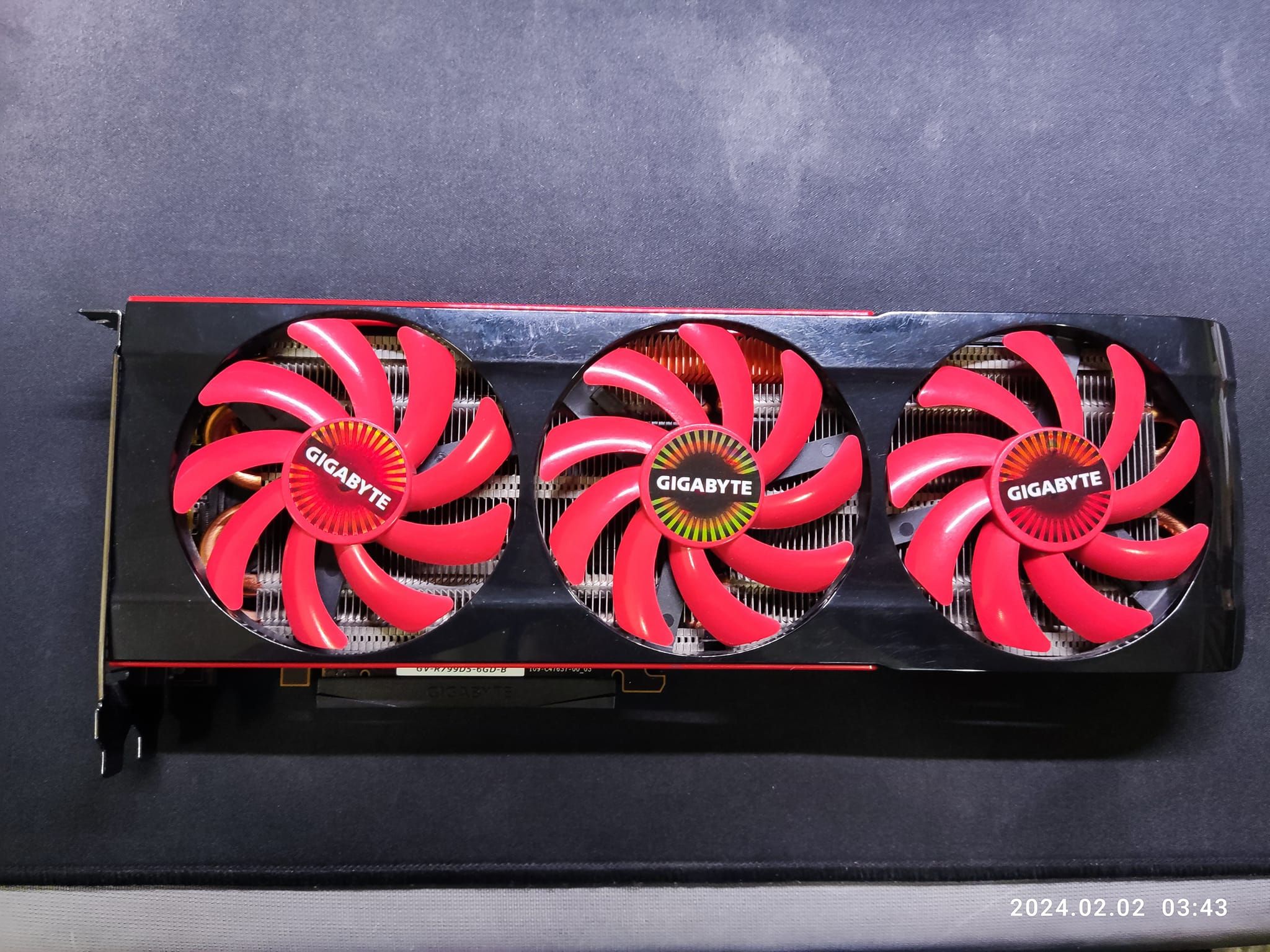 HD7990 雙核心顯卡