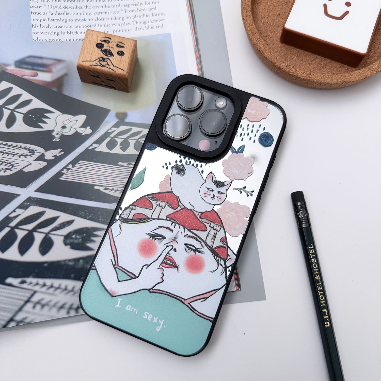 豬鼻女與貓 - iPhone 16 17 鏡面手機殼