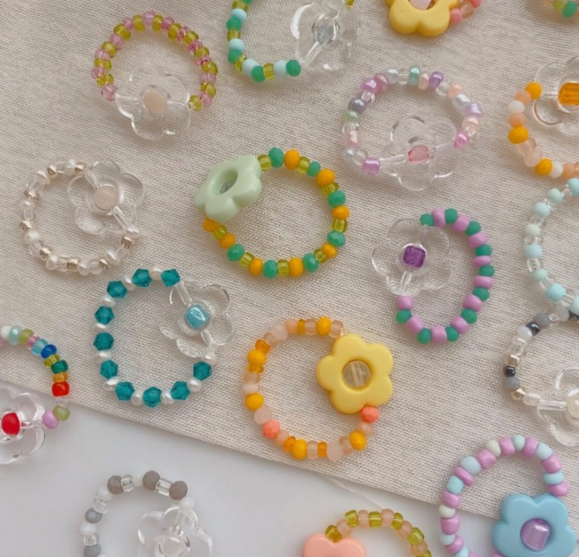 小花串珠珠戒指 請私訊或備註確定顏色！彈性尺寸10-11號