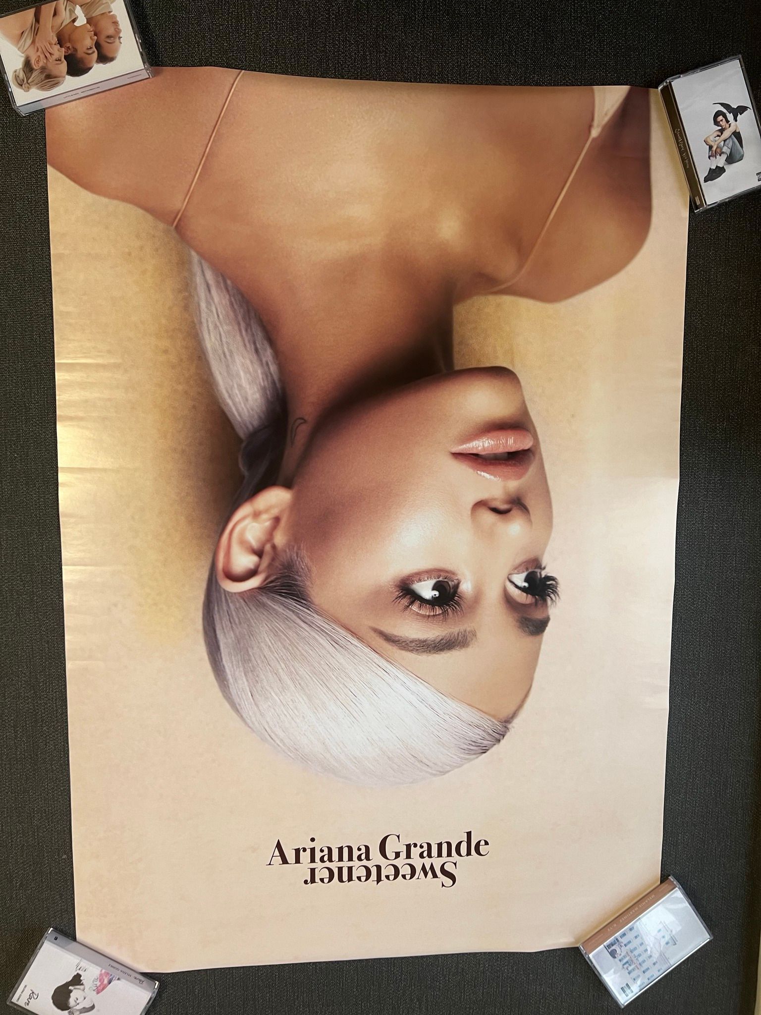 Ariana Grande Sweetener 海報