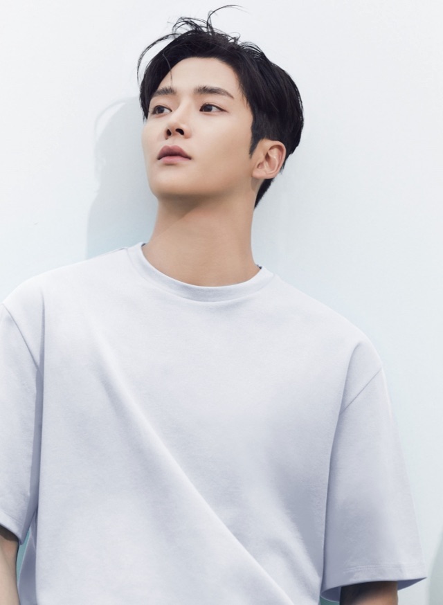 韓國🇰🇷代購 #로운 『 #路雲 代言著用款 熱帶夏日寬鬆T恤』 因為是男版～尺寸從95開始 夏季大特價‼️