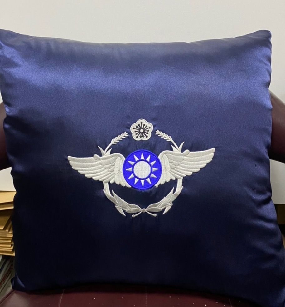 {我愛空軍}限量商品 空軍軍徽抱枕（另有尉級，校級及將軍可選擇）