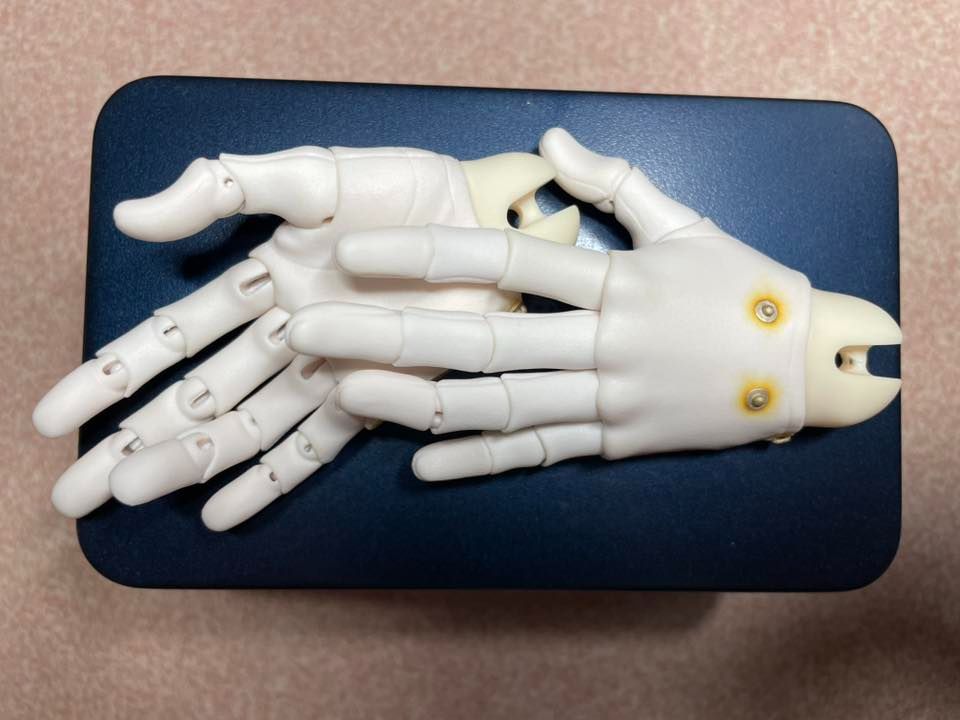 【大瑕，便宜售】叔/LLT-手套手-白