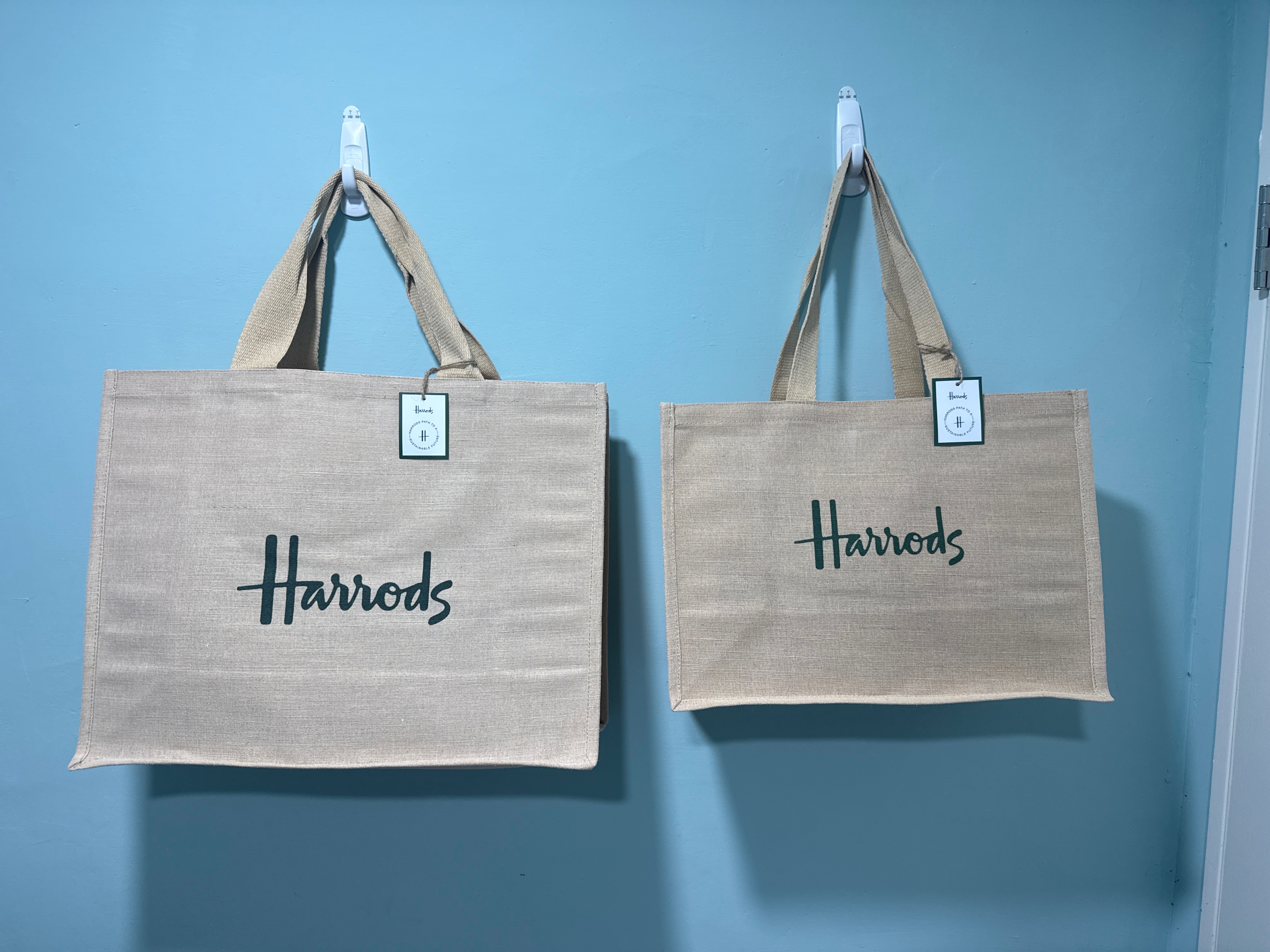 Harrods最經濟實惠的百貨公司內才有的購物袋喔