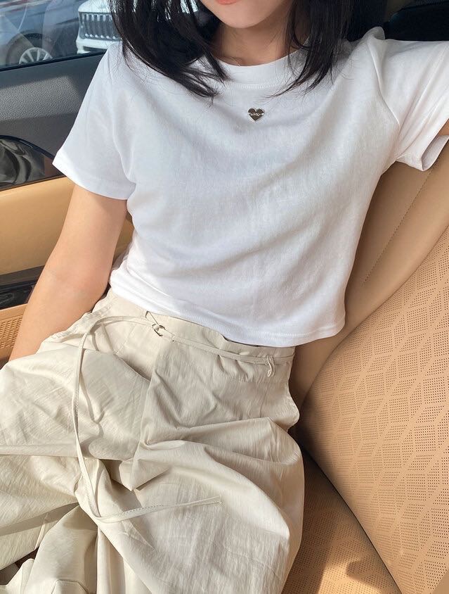 韓國🇰🇷短板胸前金屬愛心 小設計 短版上衣