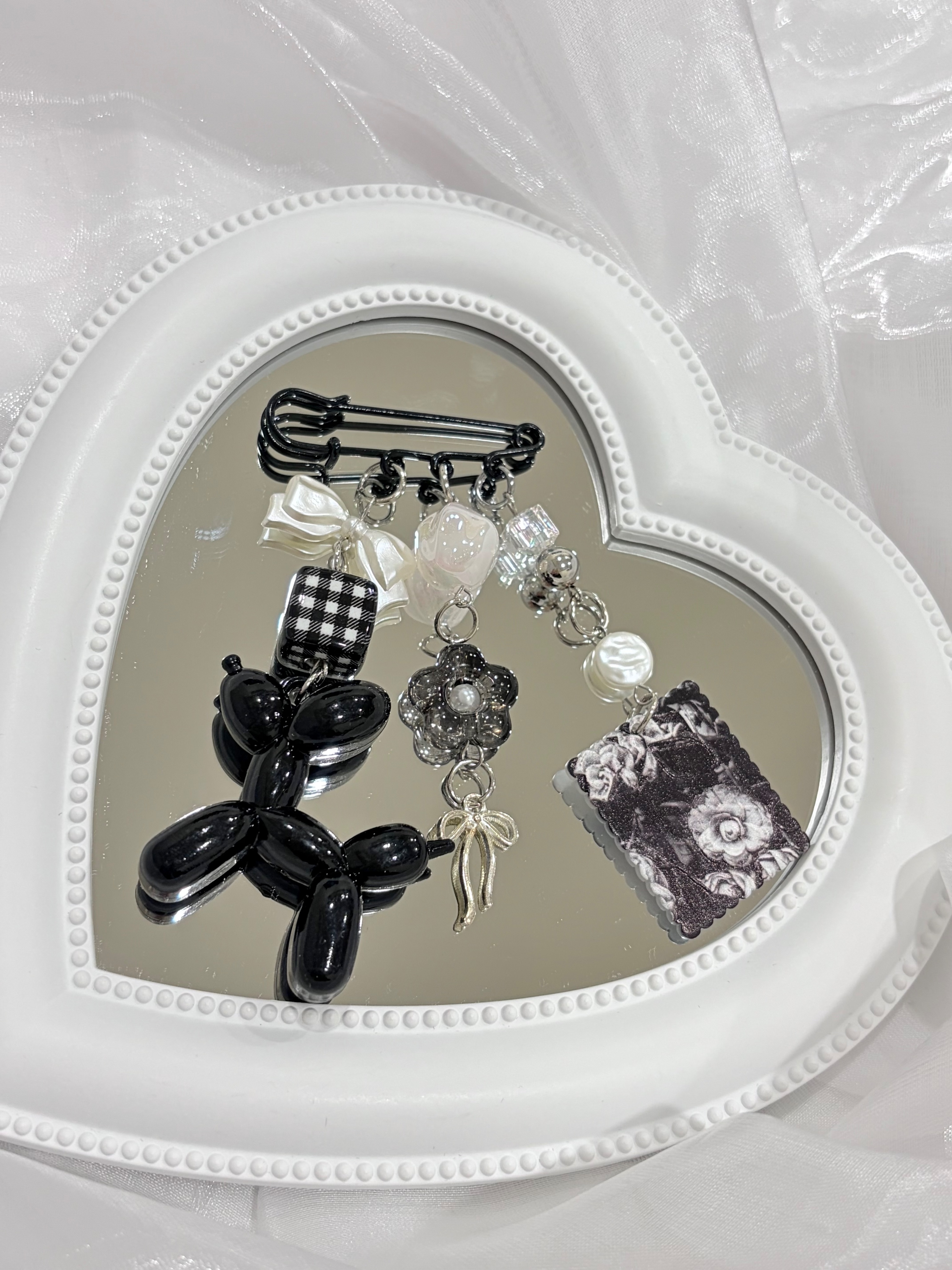 ʟᴜᴘɪ｜黑色花畫小狗別針