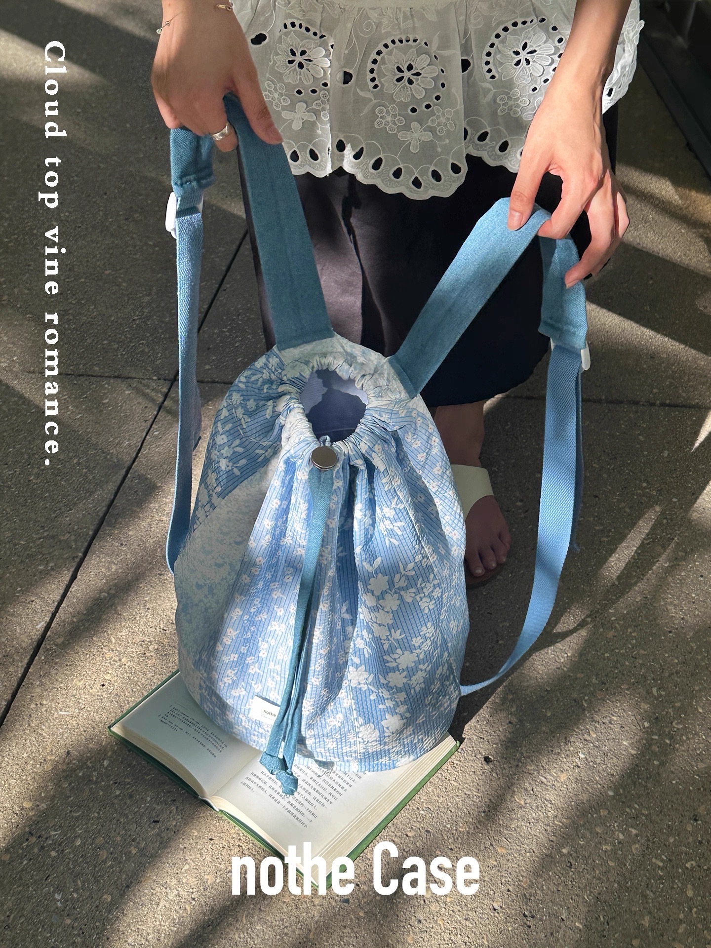 織藍雲頂 碎花拼接抽繩包