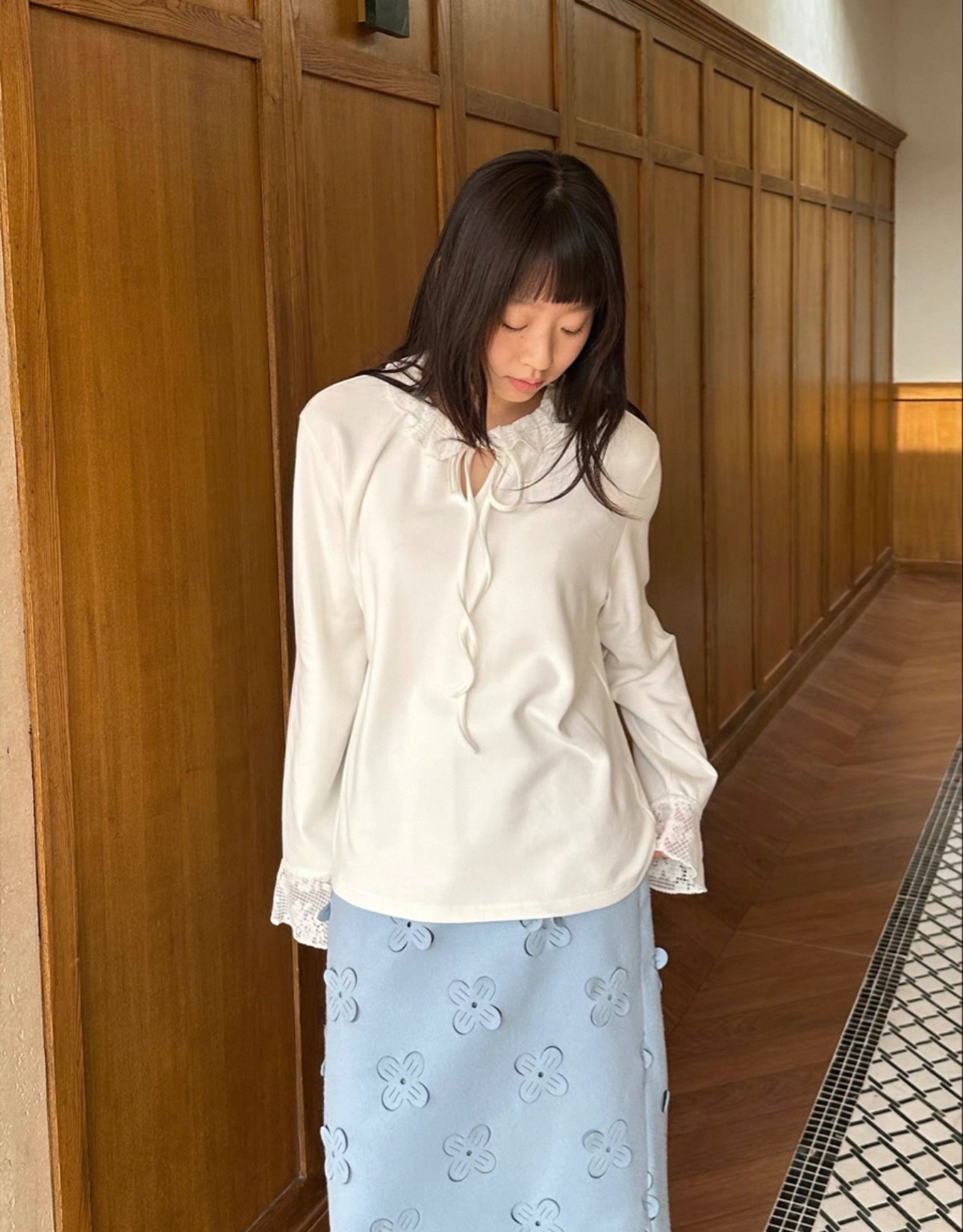 淡光白雪 蕾絲拼接系帶T