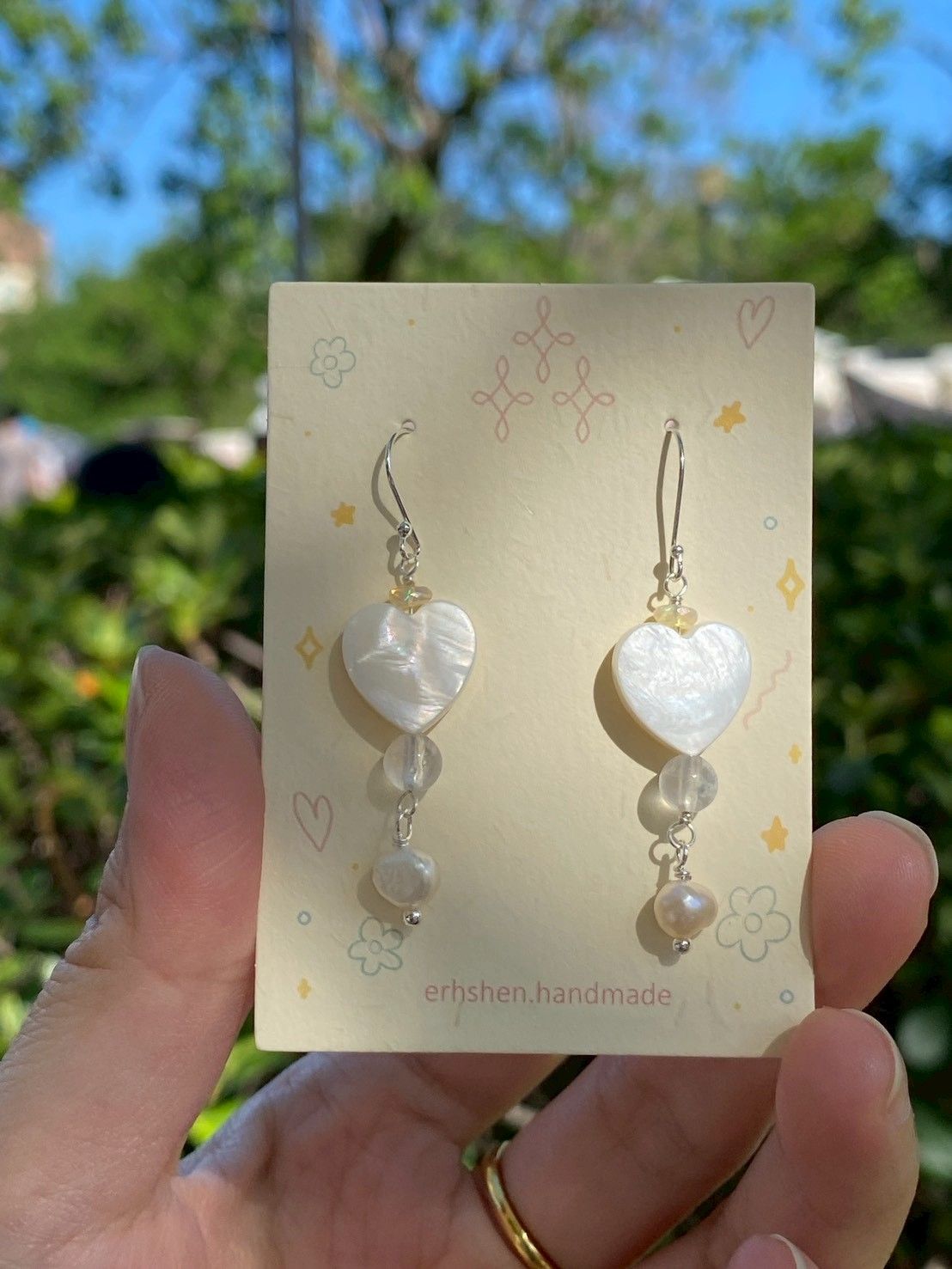 在雪中吃白巧克力餅乾