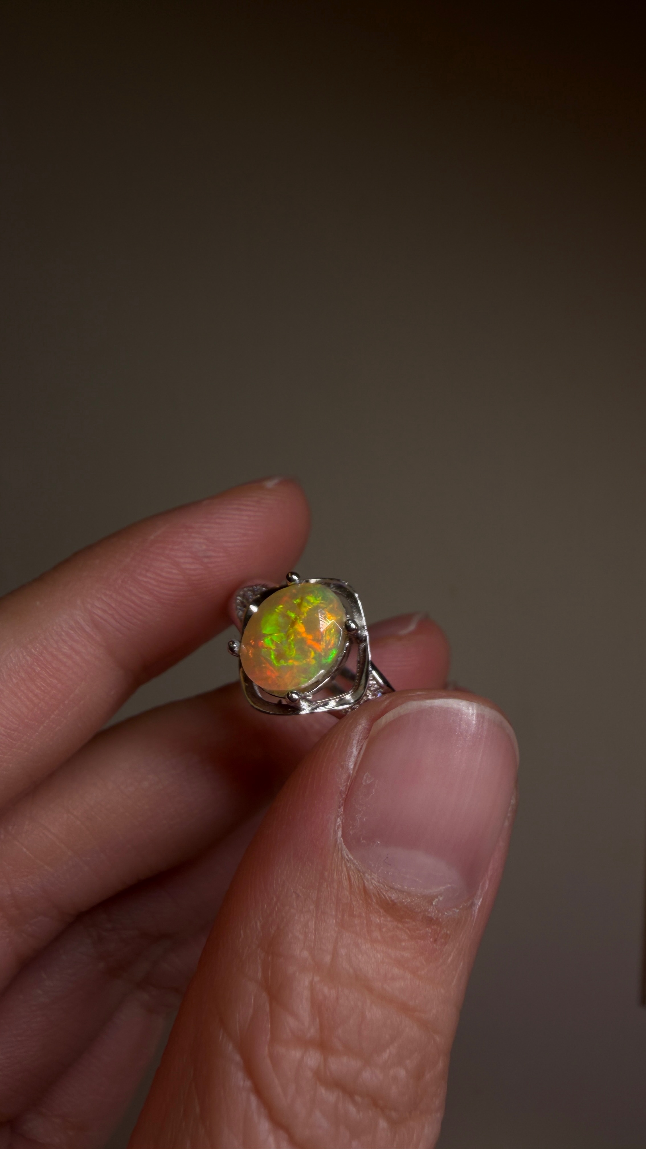 大顆歐泊寬銀戒