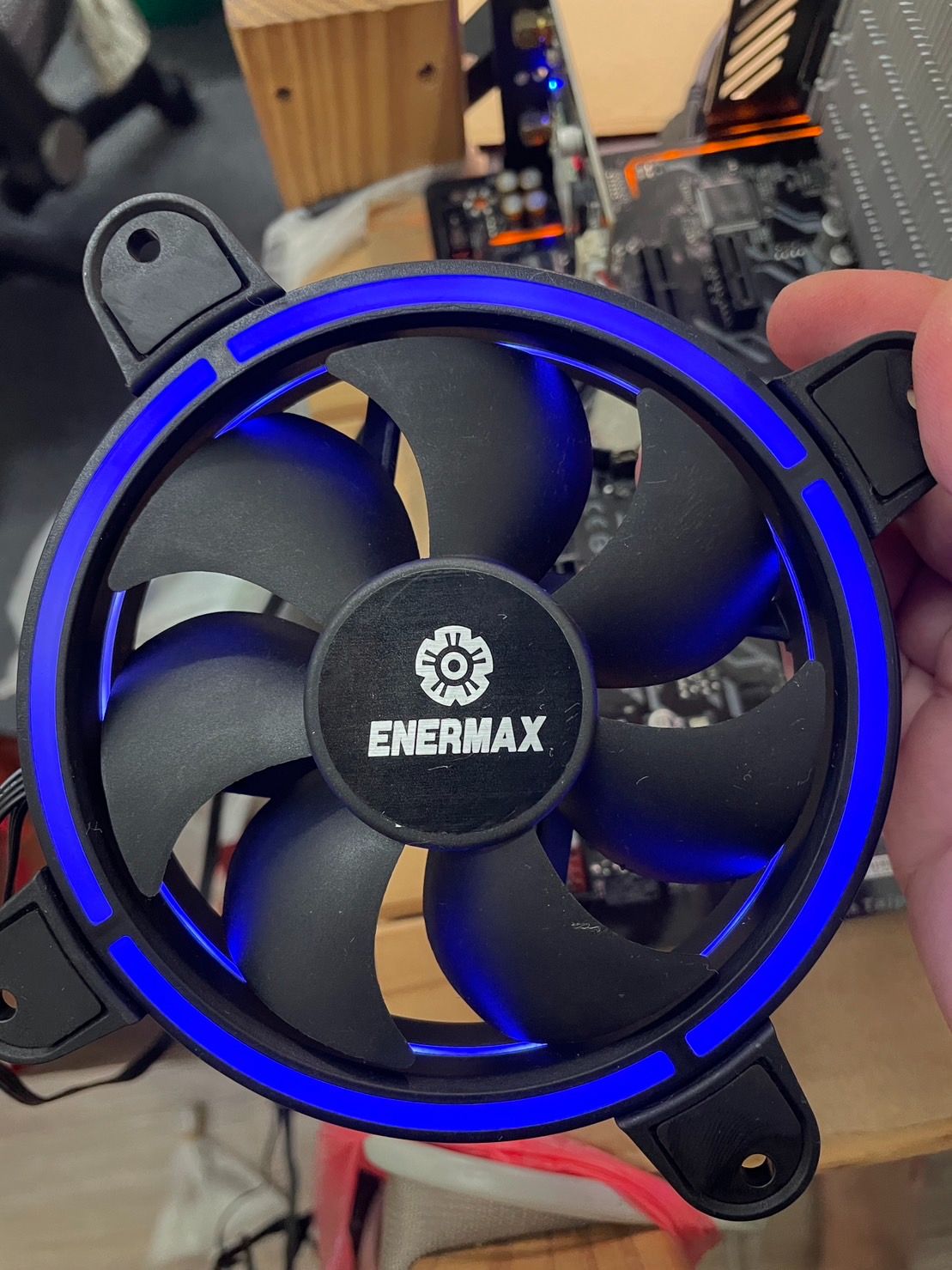 ENERMAX 安耐美 T.B.RGB 金彩蝠 機殼風扇 12V定光 3PIN 12公分風扇