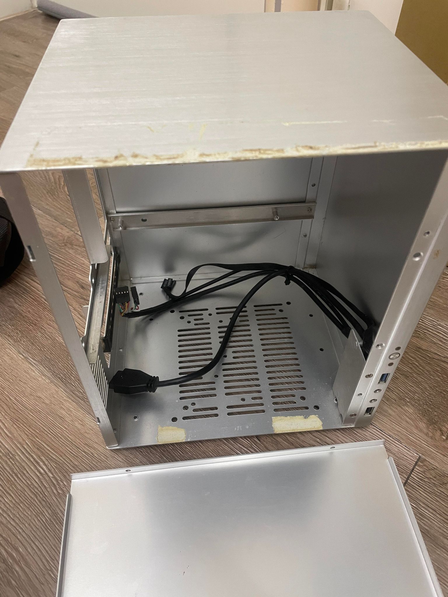 喬思伯JONSBO C2 鋁製電腦機殼 銀 外觀不佳