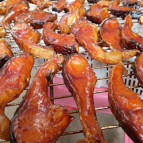 燻臘魚 / 秤重量