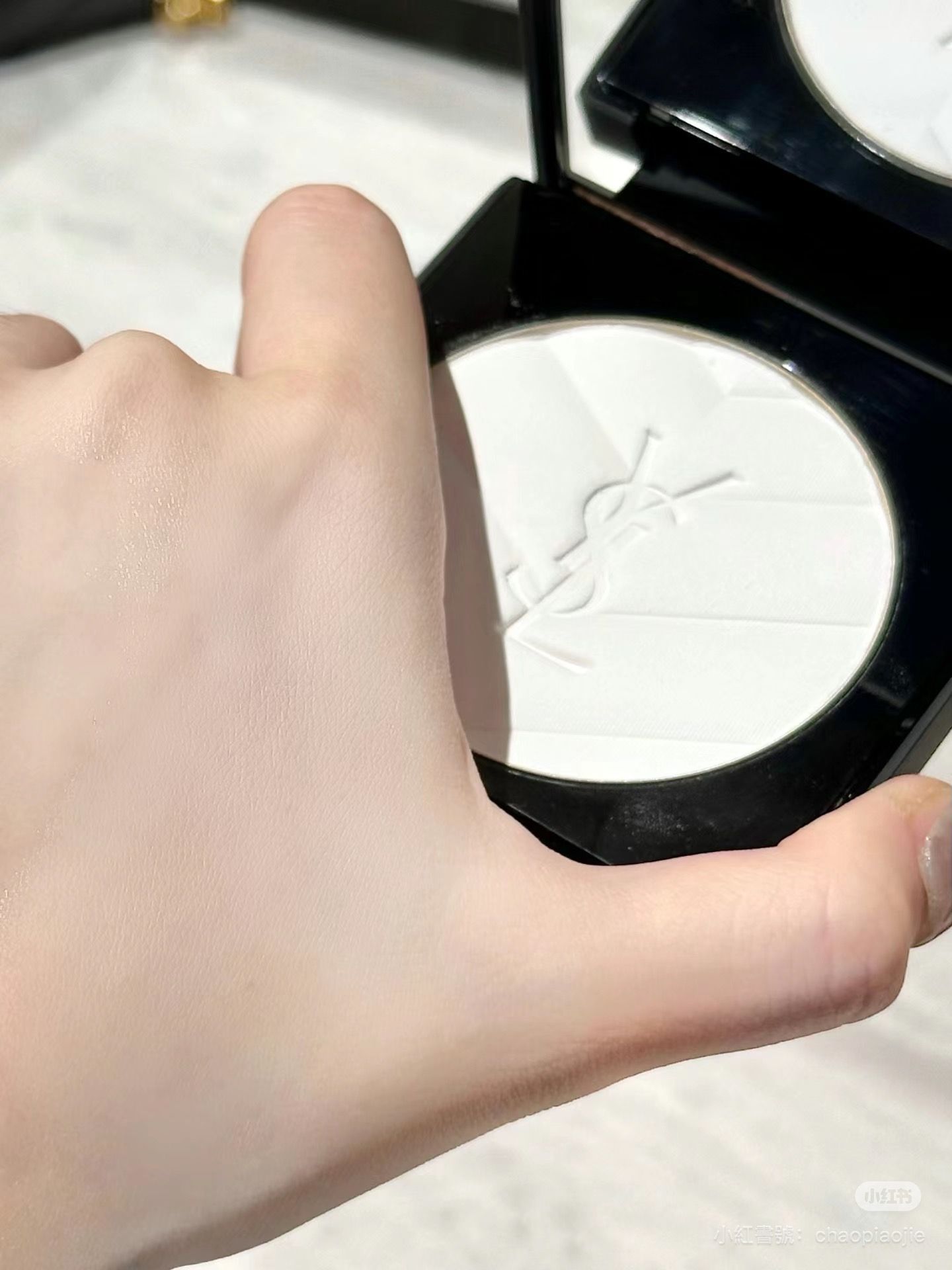 YSL完美持久柔霧蜜粉餅（台灣2400）