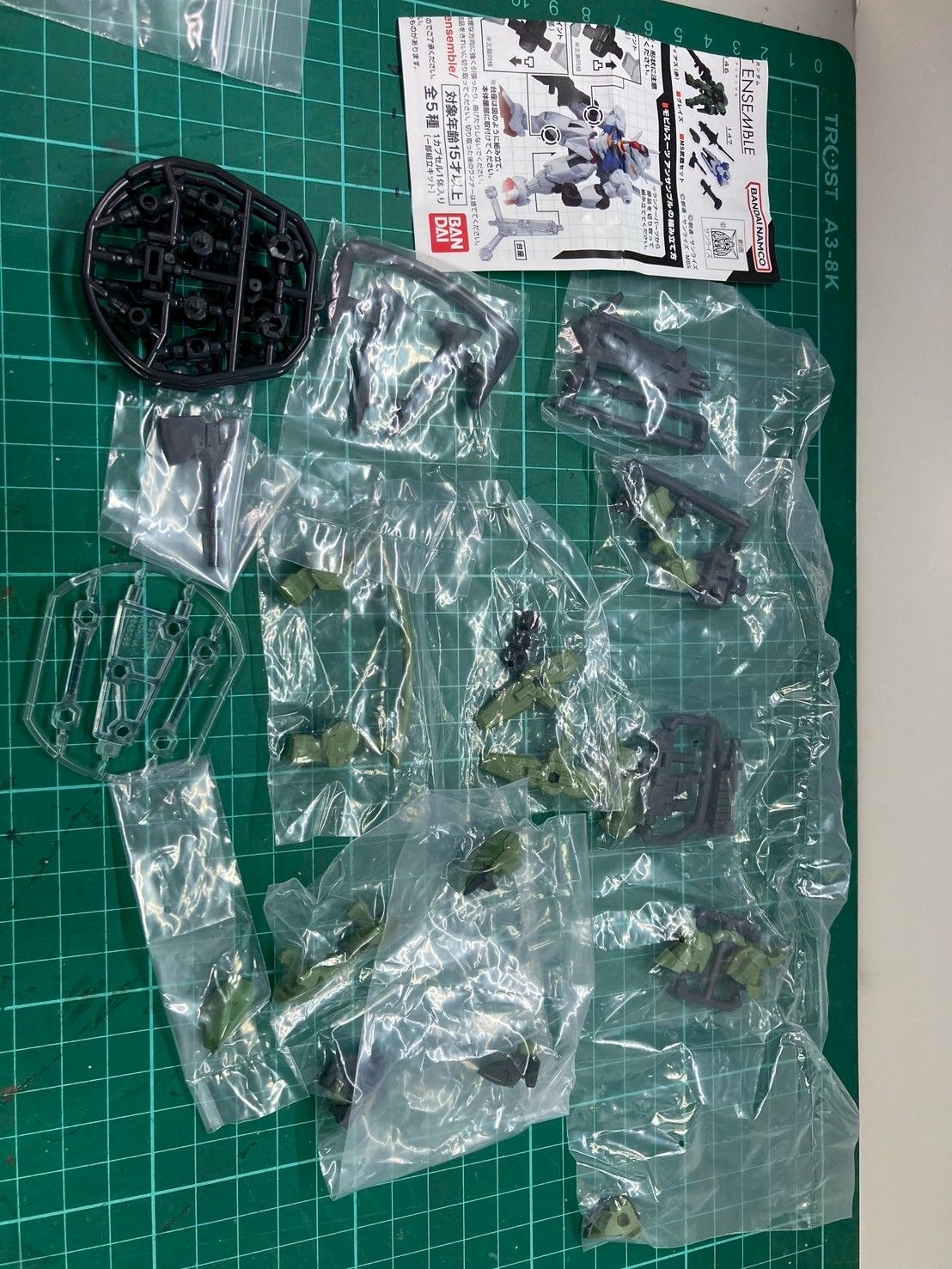 扭蛋 重裝重奏 葛雷茲+武器 全新未組 無殼  （如說明）