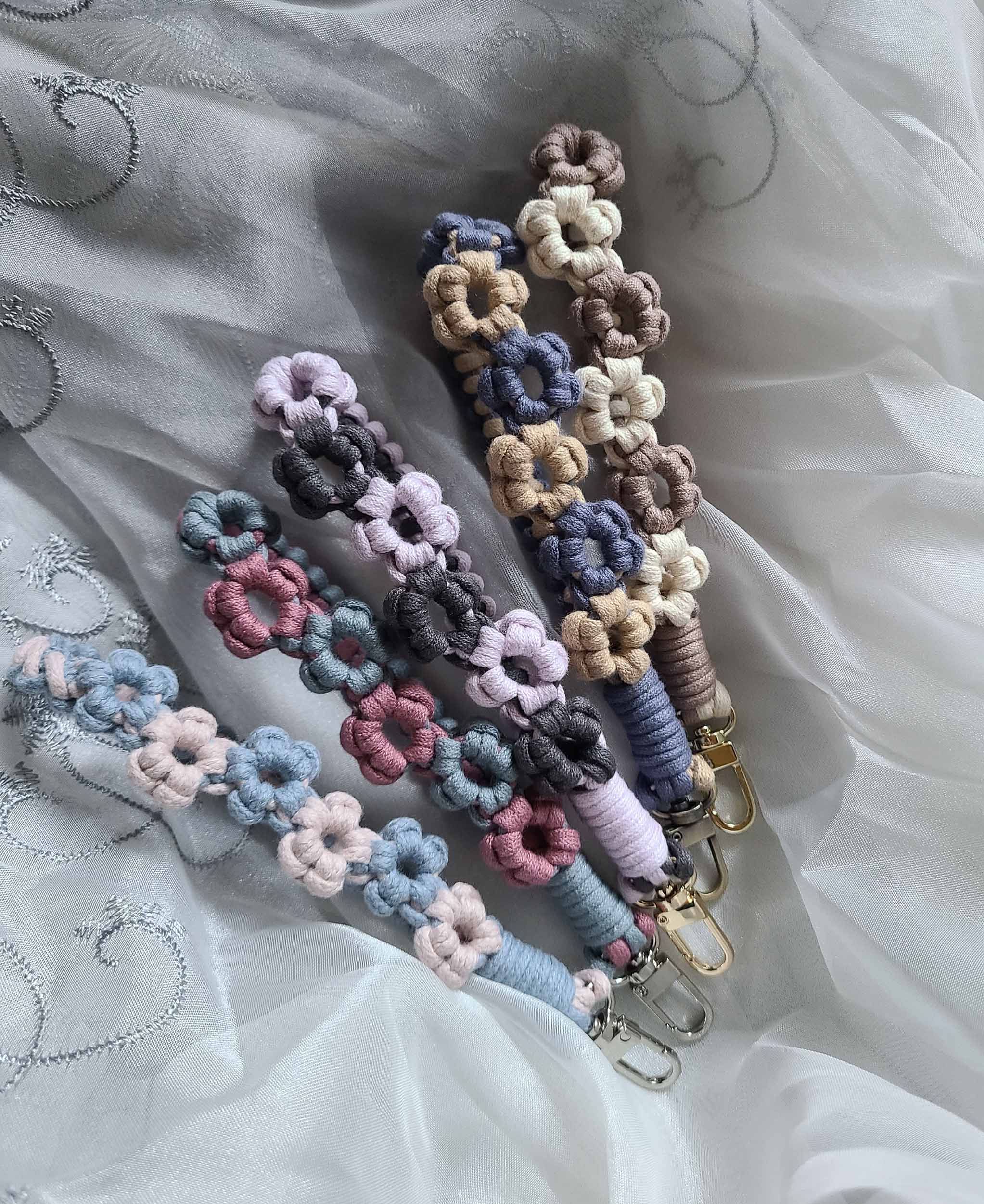 🐷豬羊編色🐑 【空心雛菊】小花 鑰匙圈 手機 掛繩 macrame 編織 吊飾 掛手腕 DIY 可客製 純手作