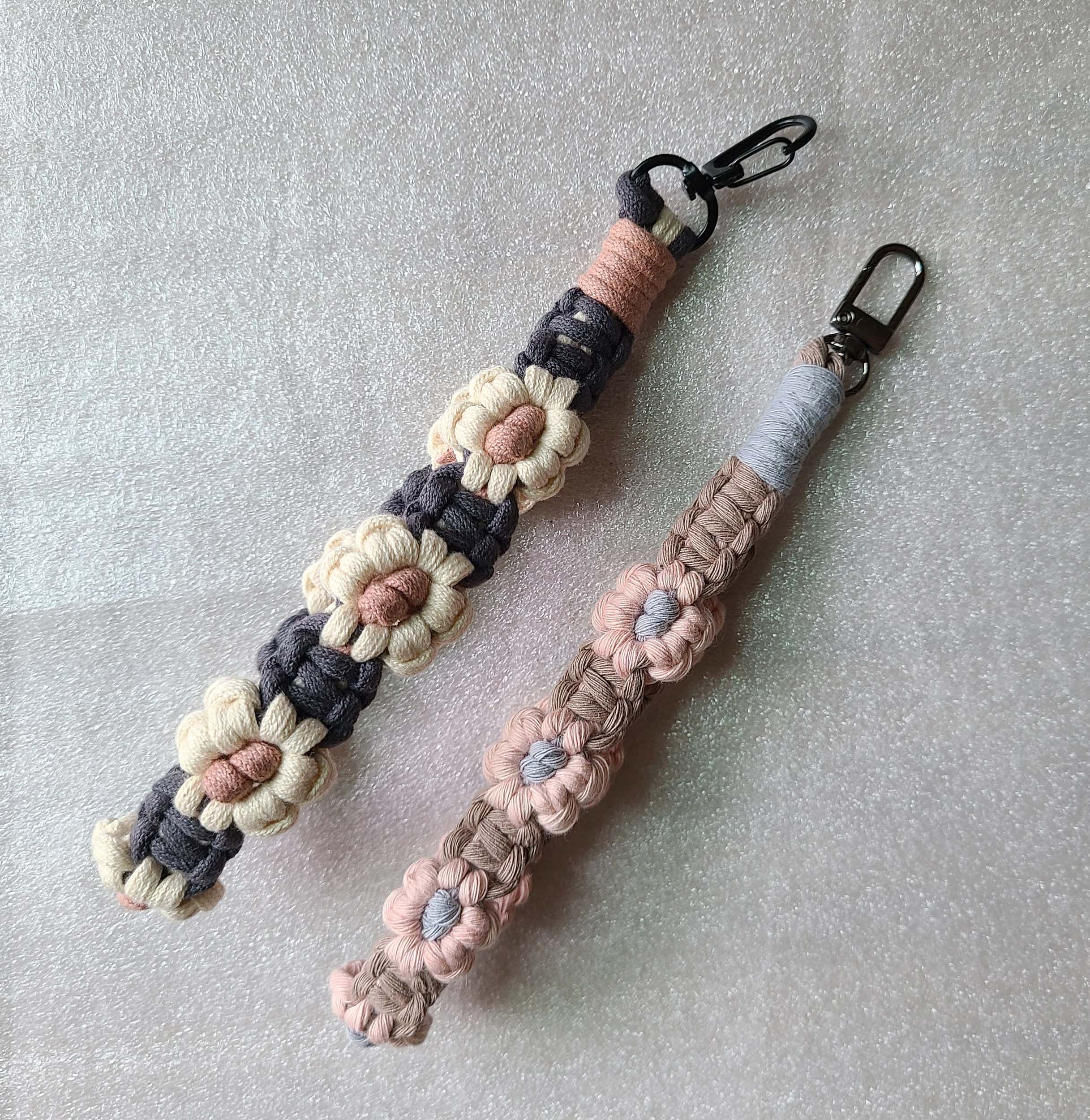 🐷豬羊編色🐑 【7花雛菊腕繩】小花 鑰匙圈 手機 掛繩 macrame 編織 吊飾 掛手腕 DIY 可客製 純手作