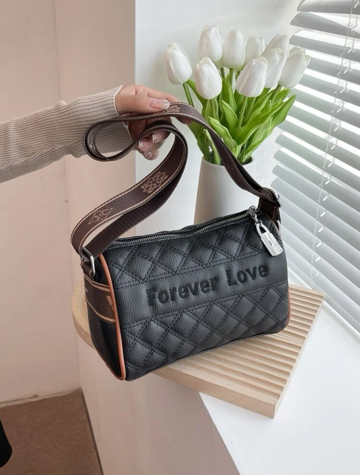 字母刺繡衍縫拼接滾邊水桶包