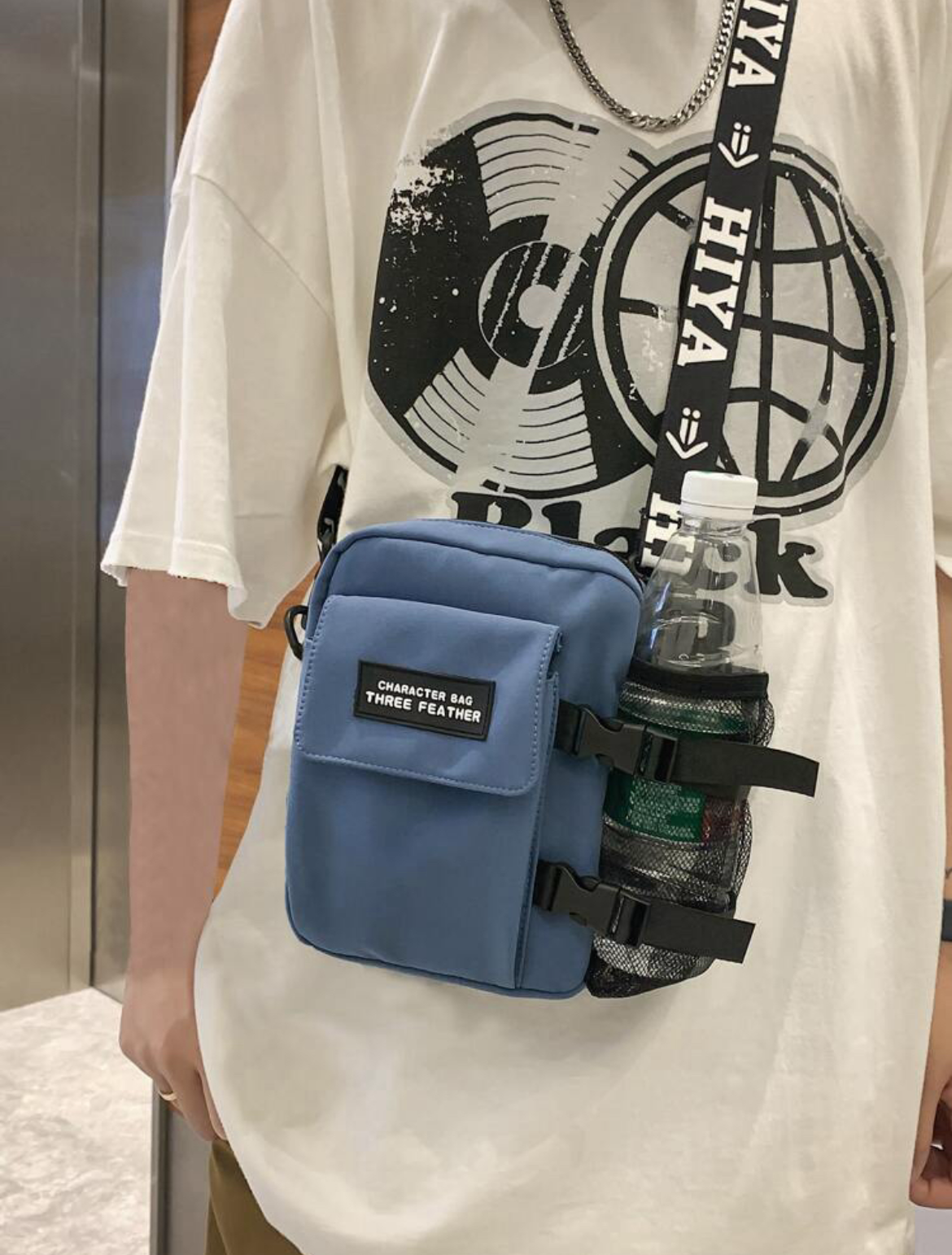 高中生和大學新生適用的多功能單肩斜背包，男款迷你方形包，帶有字母圖案和包裝飾，適用於旅行、學校、運動和通勤，為尼龍假期必