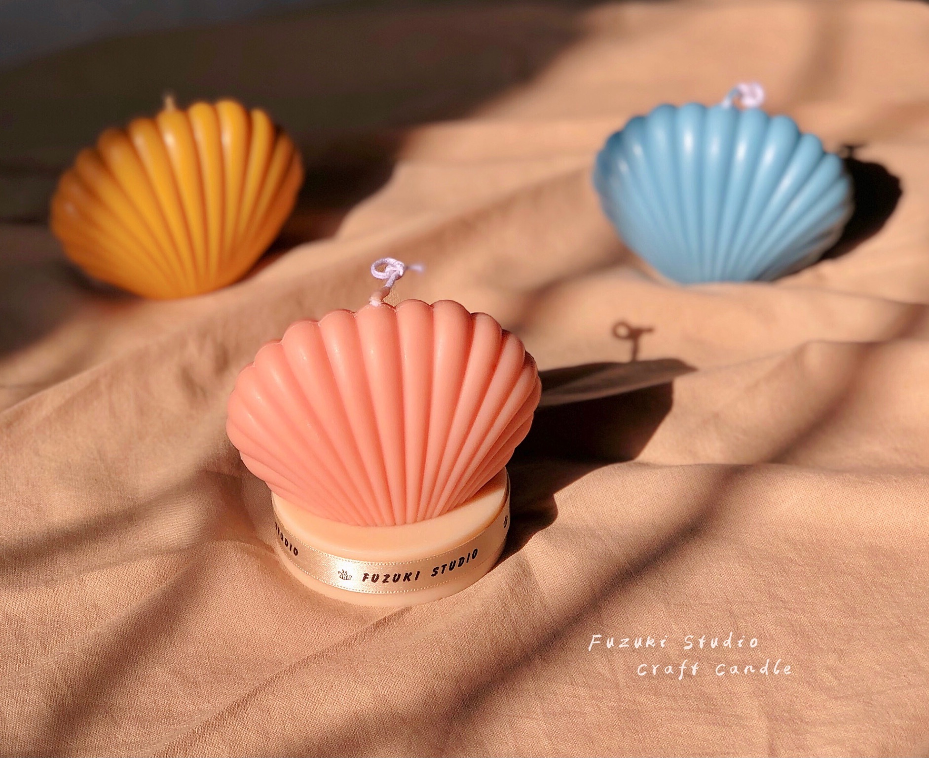 沙灘上的彩色貝殼造型蠟燭