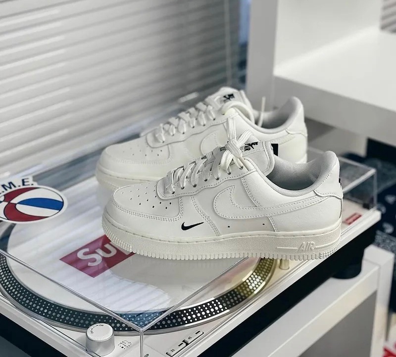 國外限定｜預購14-21個工作天｜NIKE AIR FORCE 1 AF1 奶油白 黑 刺繡小勾 女款