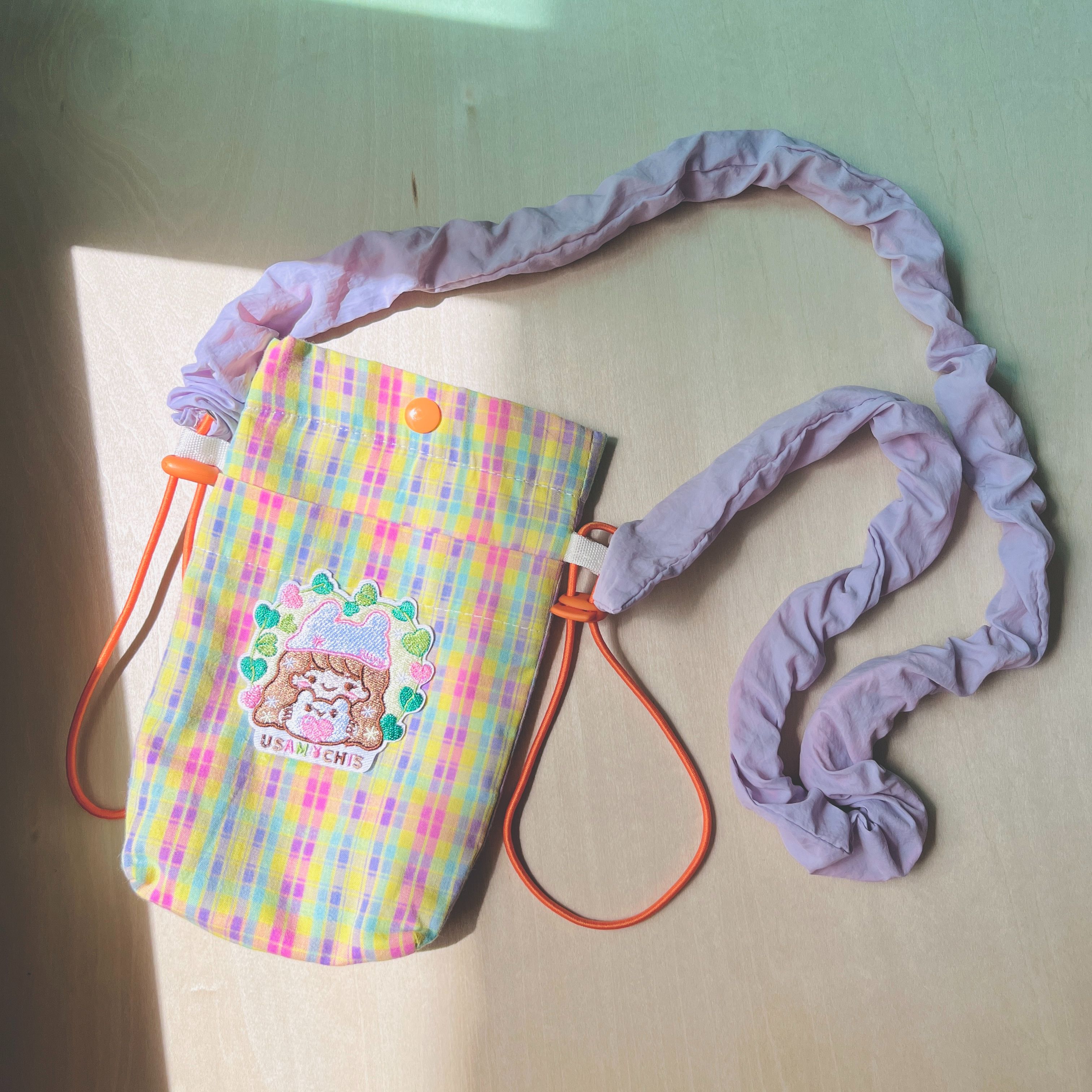suyu_art/兔子麻糬點心舖_兔子麻糬＆小女孩 可愛插畫刺繡裝飾繽紛手機背袋