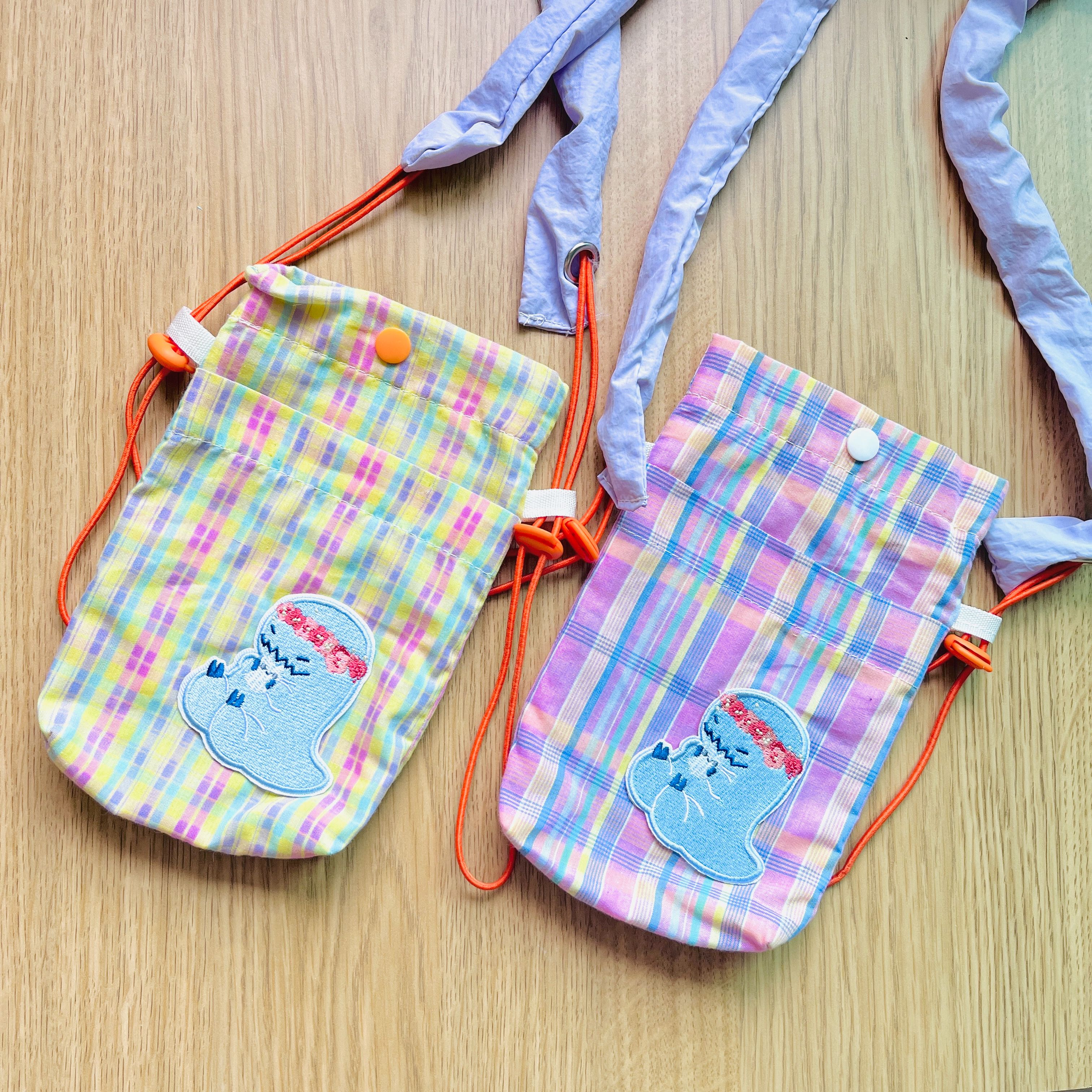 suyu_art/兔子麻糬點心舖_兔子麻糬＆小恐龍 可愛插畫刺繡裝飾繽紛手機背袋