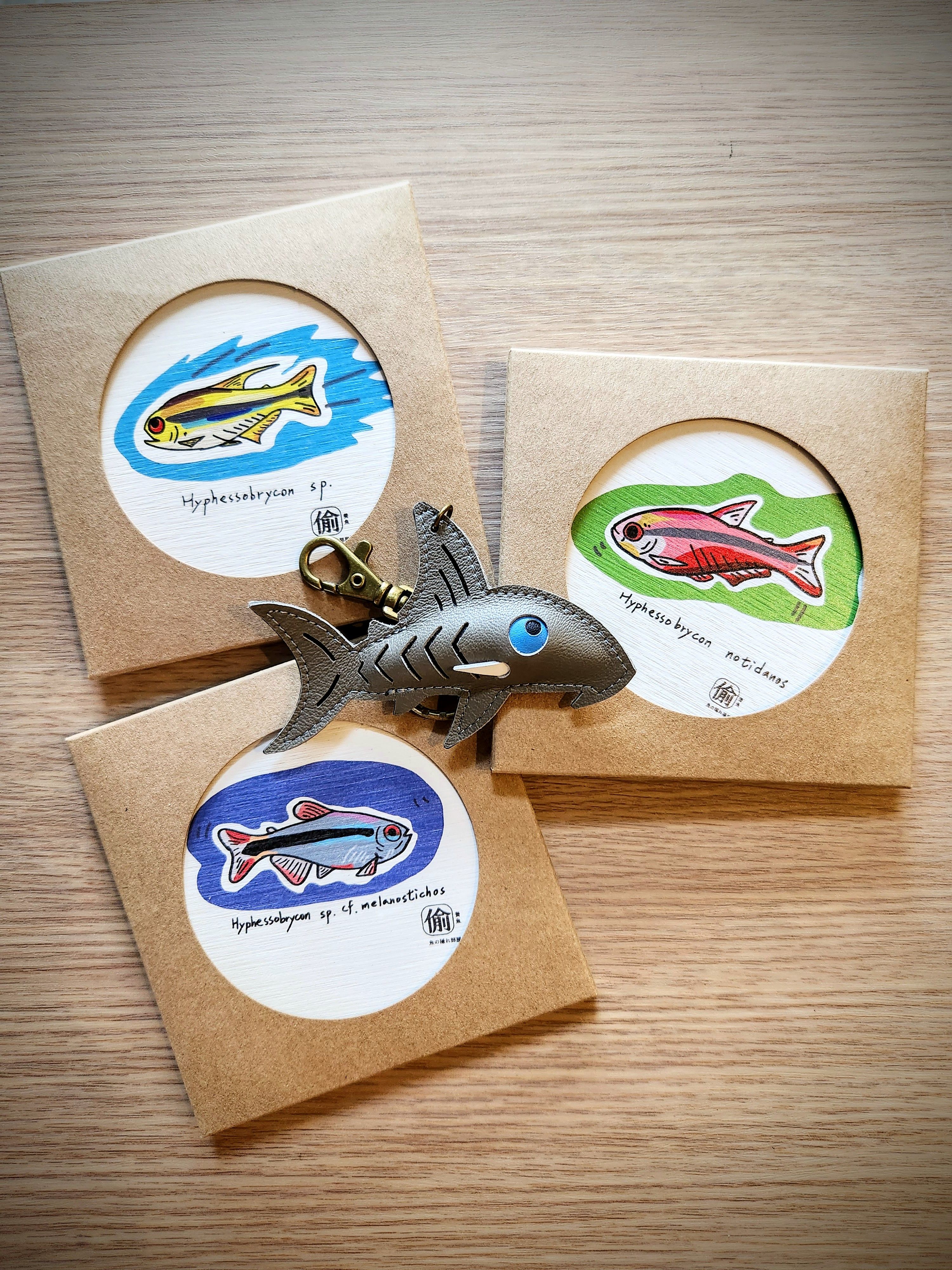 皮革磁力藍眼皇冠豹加上燈魚杯墊組合技