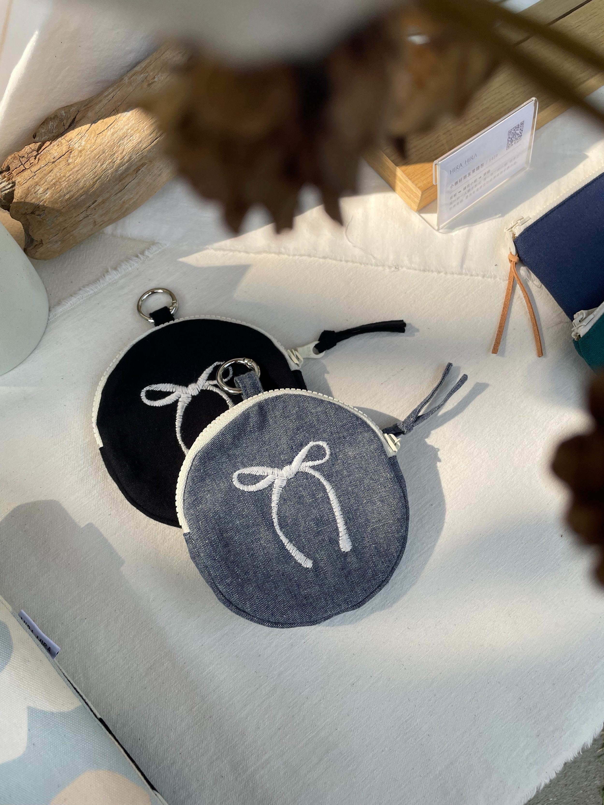 HIRA HIRA ✧ 圓形餅乾小包/刺繡系蝴蝶結/2色