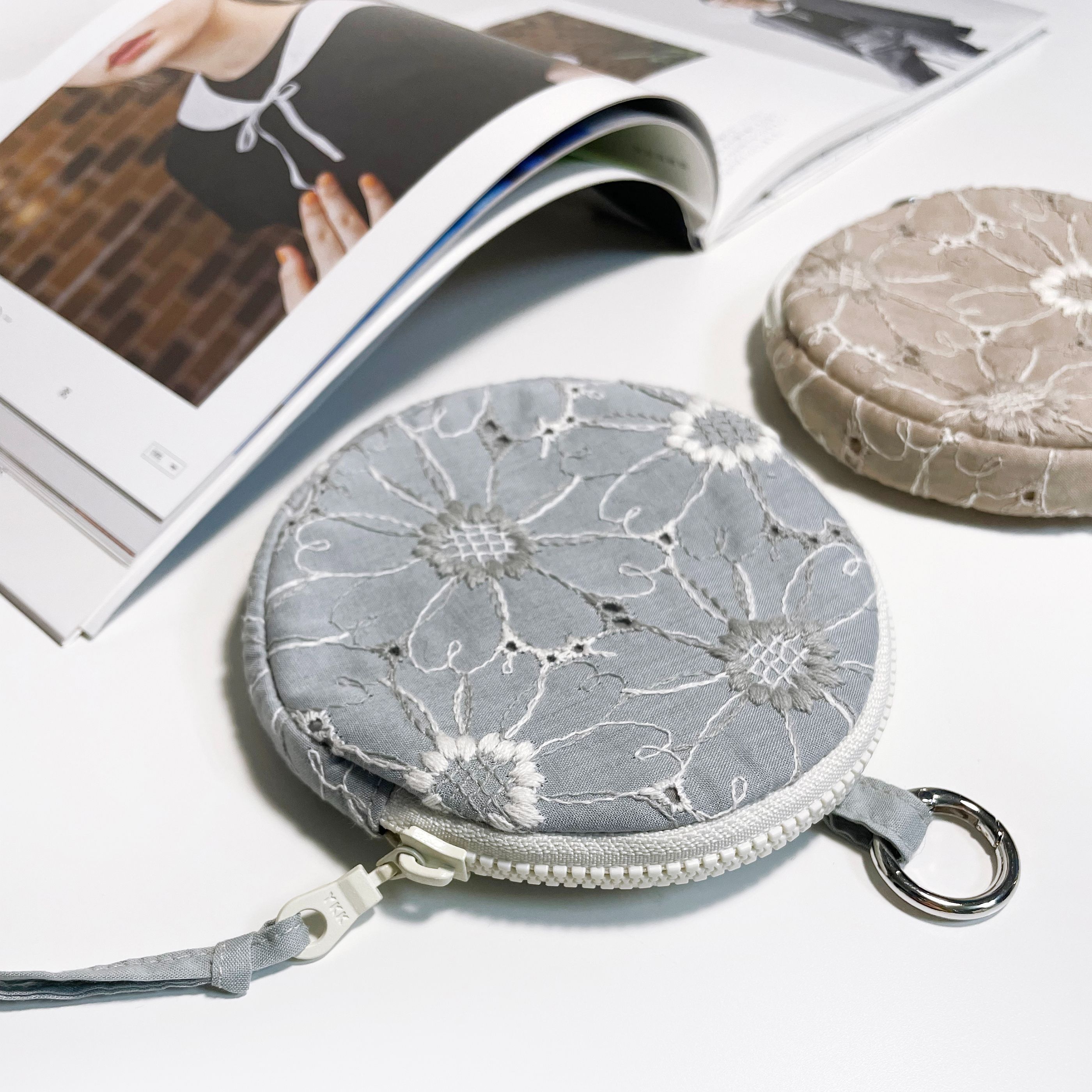 HIRA HIRA ✧ 圓形餅乾小包/刺繡花邊/2色