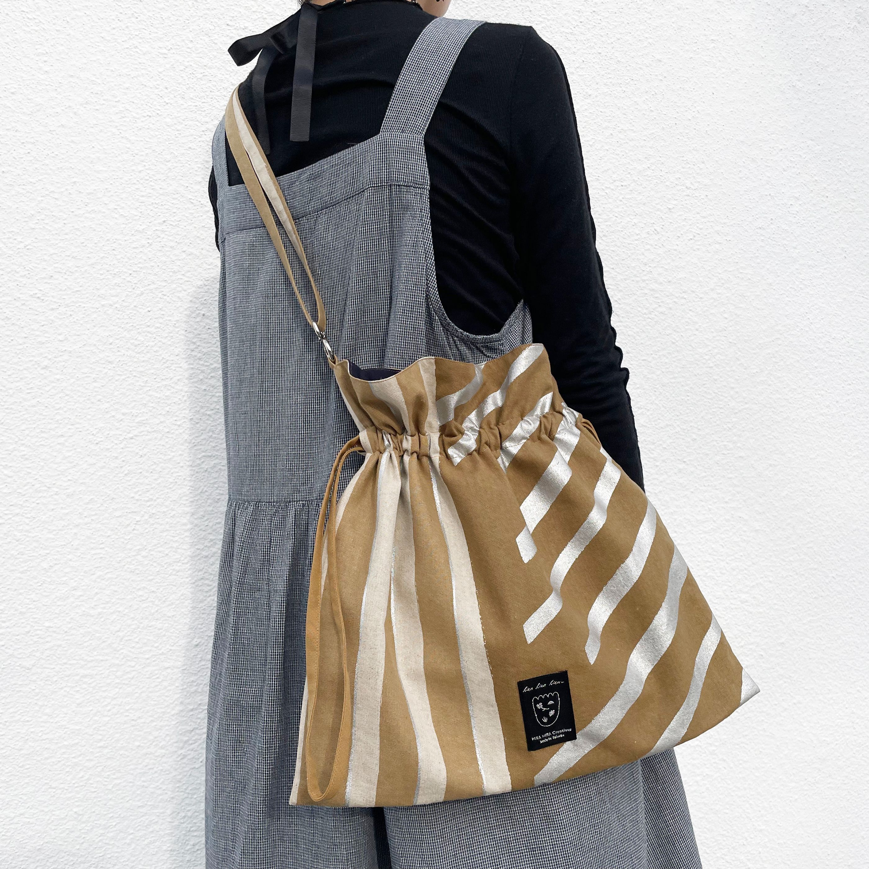 HIRA HIRA ✧ 3Way 束口大方包/Flow 霧銀線條/2色